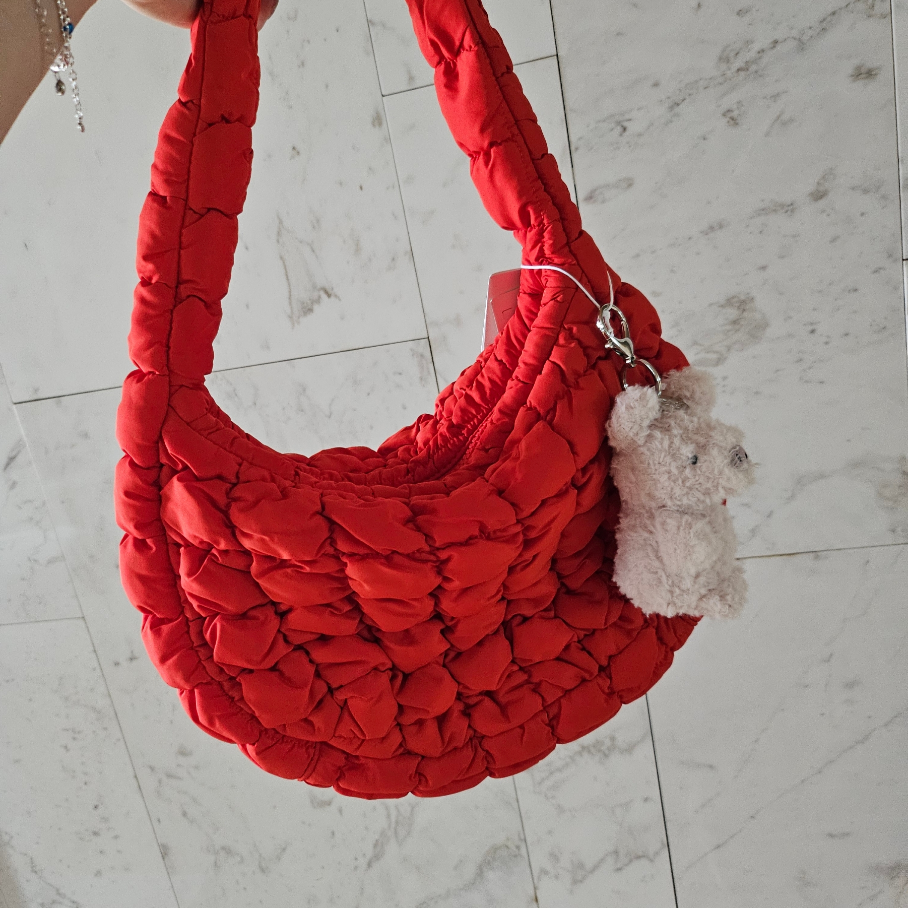 COS Quilted Mini Bag Red, Jellycat Little Pig Bag Charm Fuzzy Pink 착용 스타일