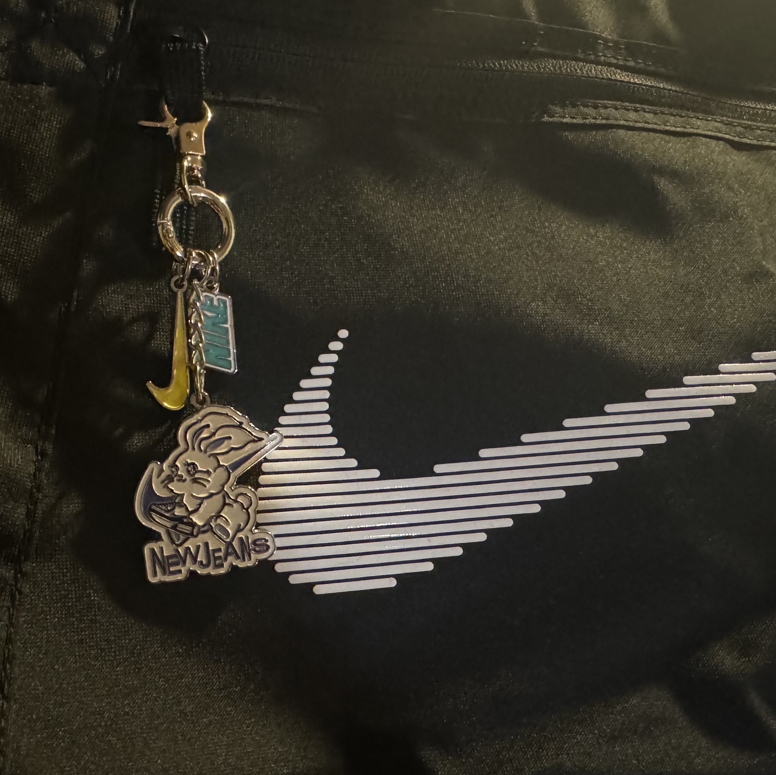 Nike x Newjeans Nike Gangnam Opening Anniversary Keyring Multicolor 착용 스타일