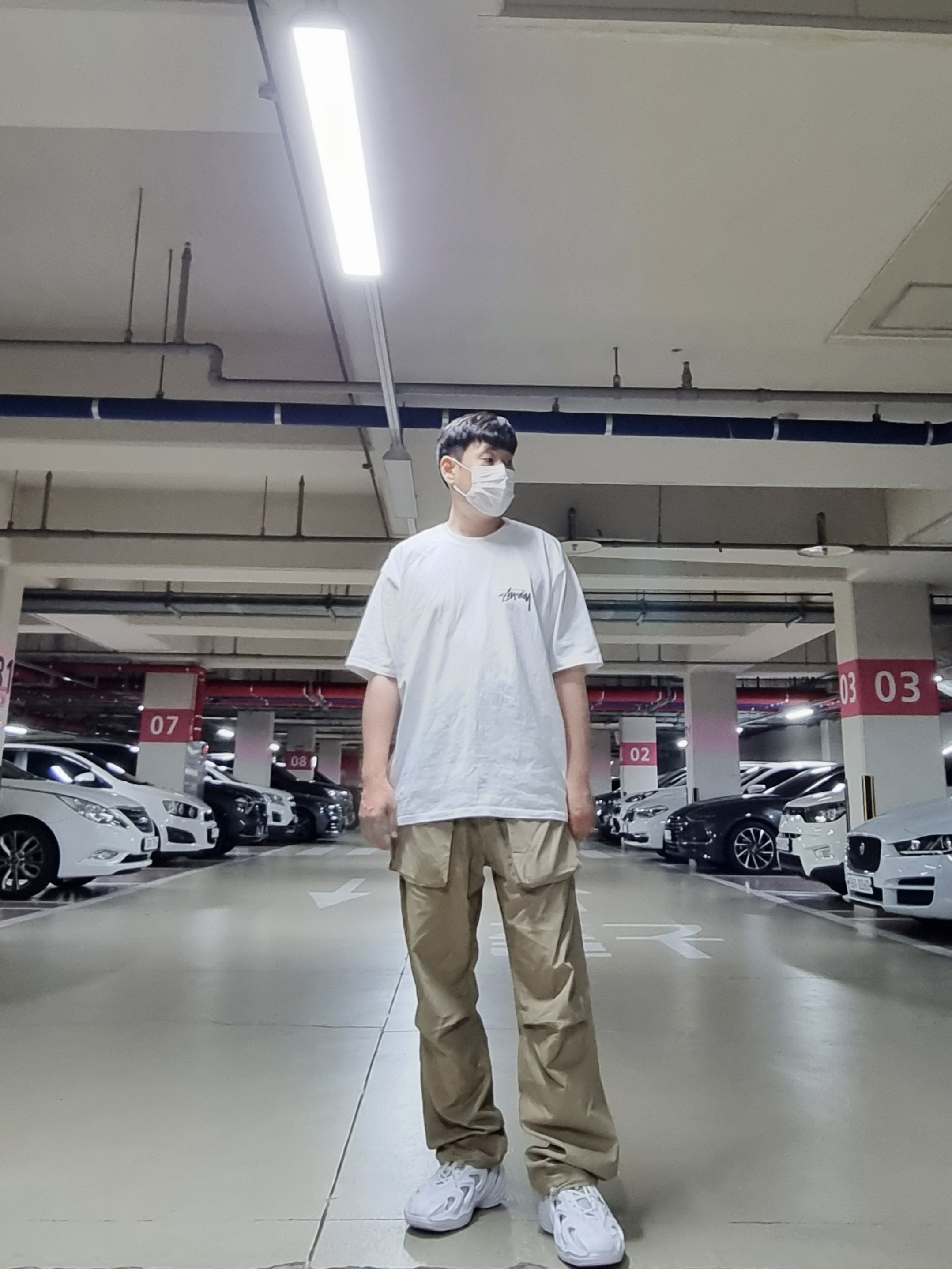Stussy Fuzzy Dice T-Shirt White, Adidas Adifom Q Cloud White Grey 착용 스타일 - 2