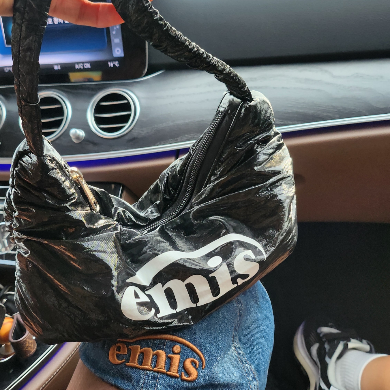 Emis Glossy Shirring Hobo Bag Black 착용 스타일