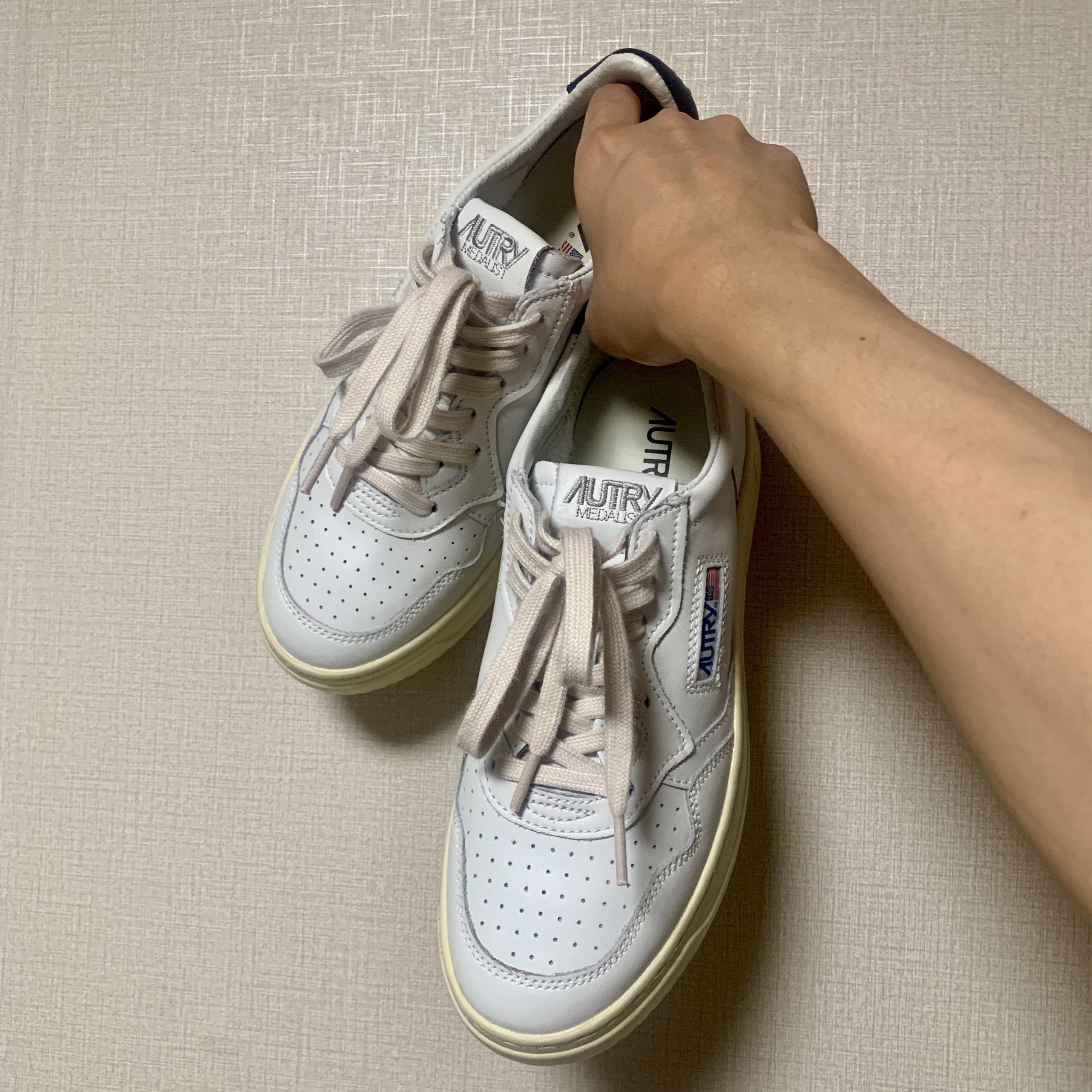 Autry Medalist Low Leather Sneakers White Blue 착용 스타일