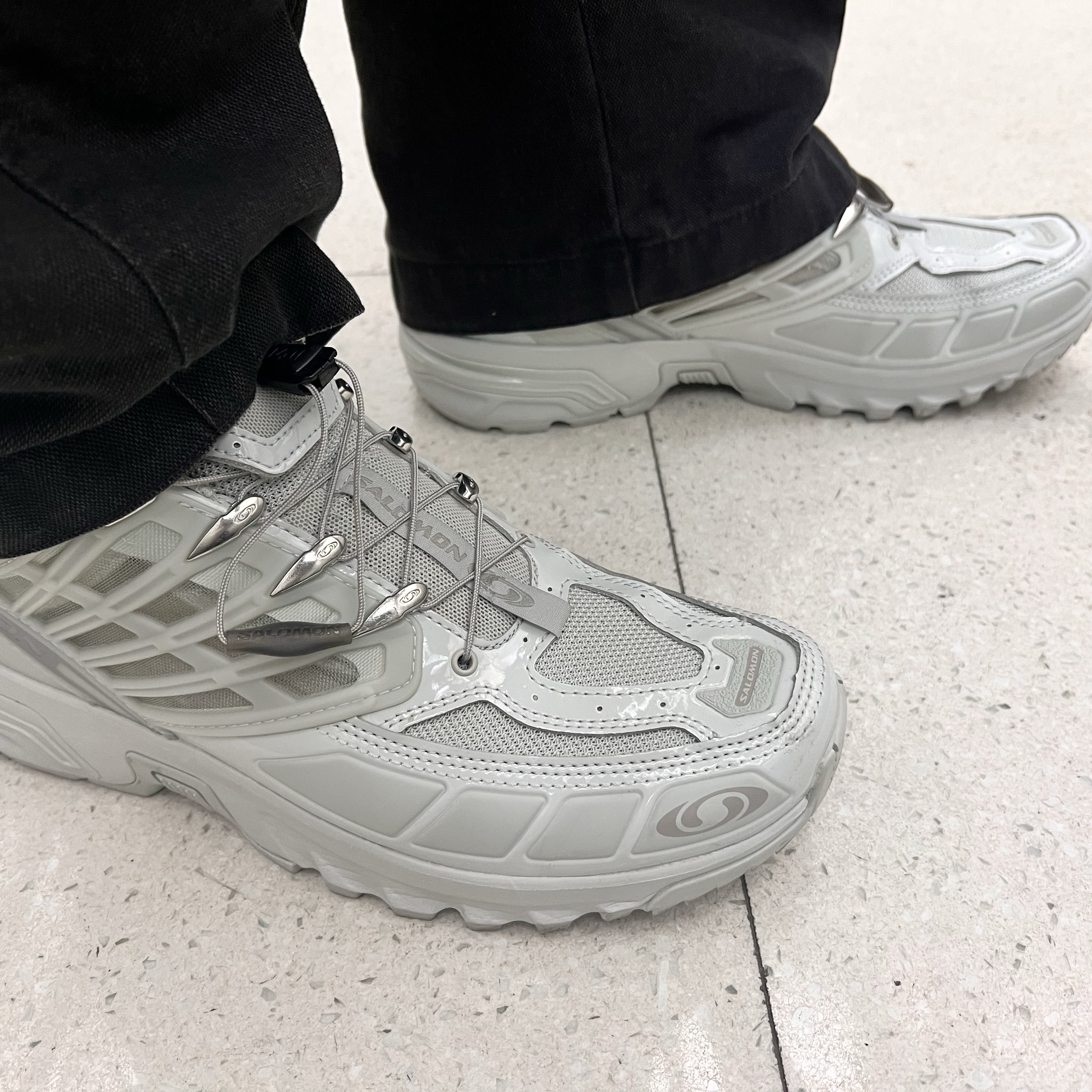 Salomon x MM6 Maison Margiela ACS Pro Metal Ghost Grey 착용 스타일 - 1