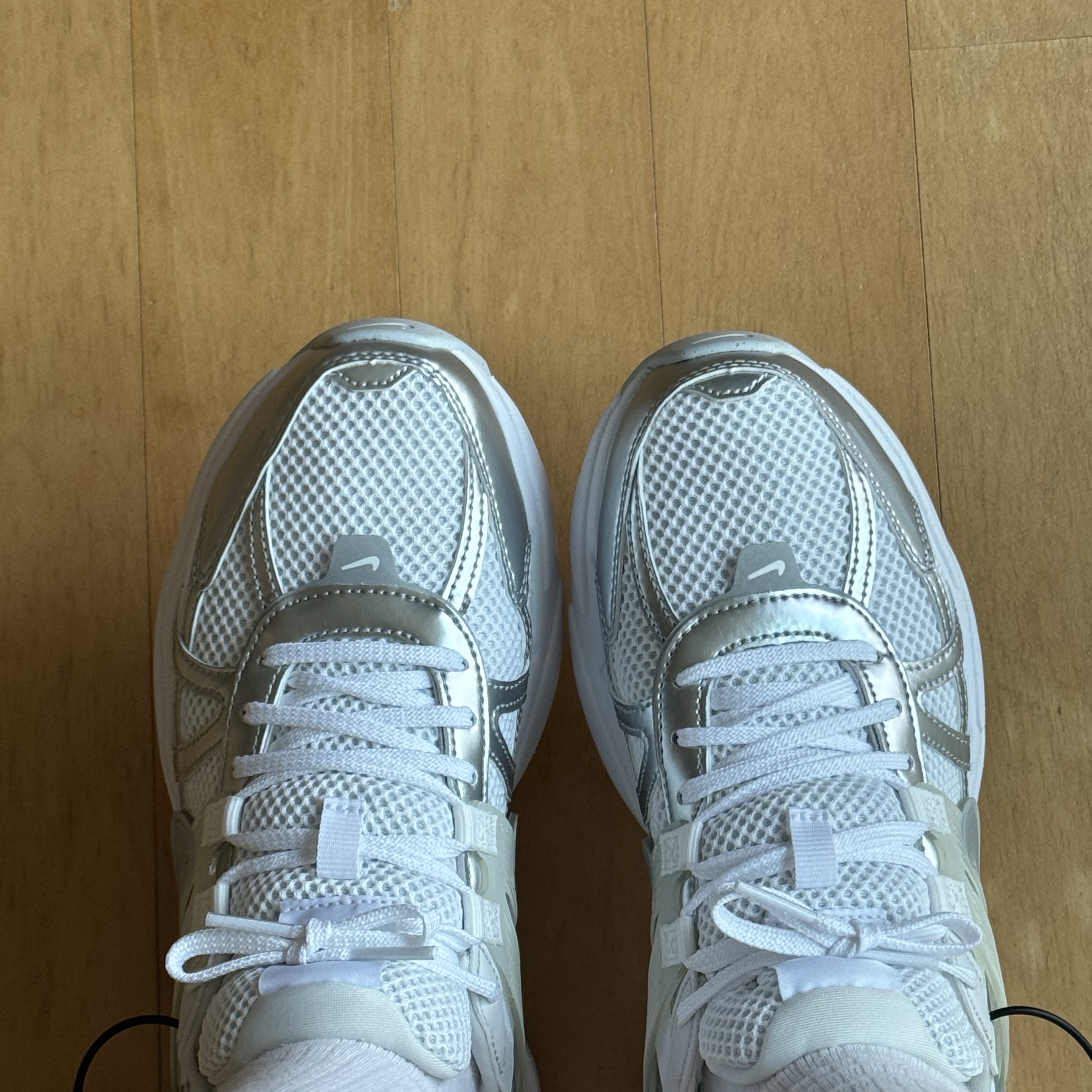 Nike V2K Run Metallic Silver White 착용 스타일