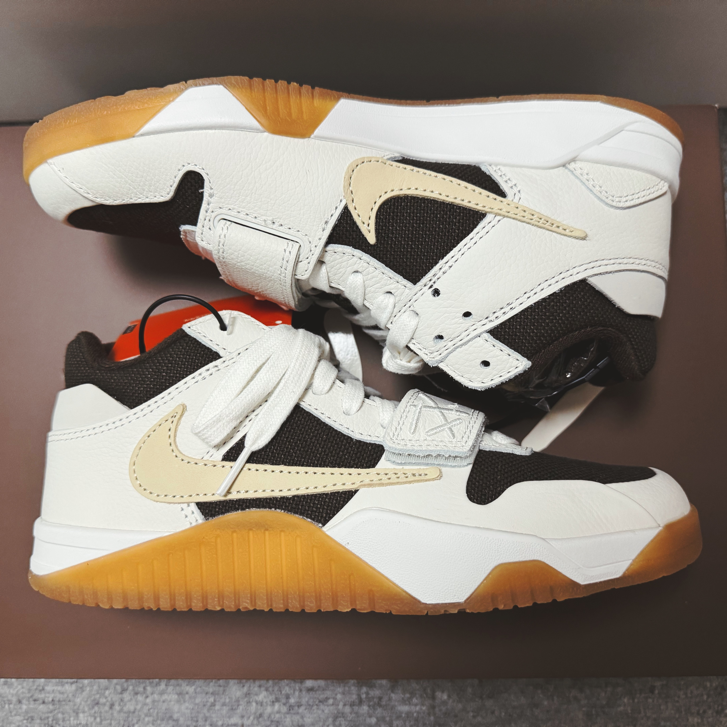 Jordan x Travis Scott Jumpman Jack TR Sail and Dark Mocha 착용 스타일 - 4