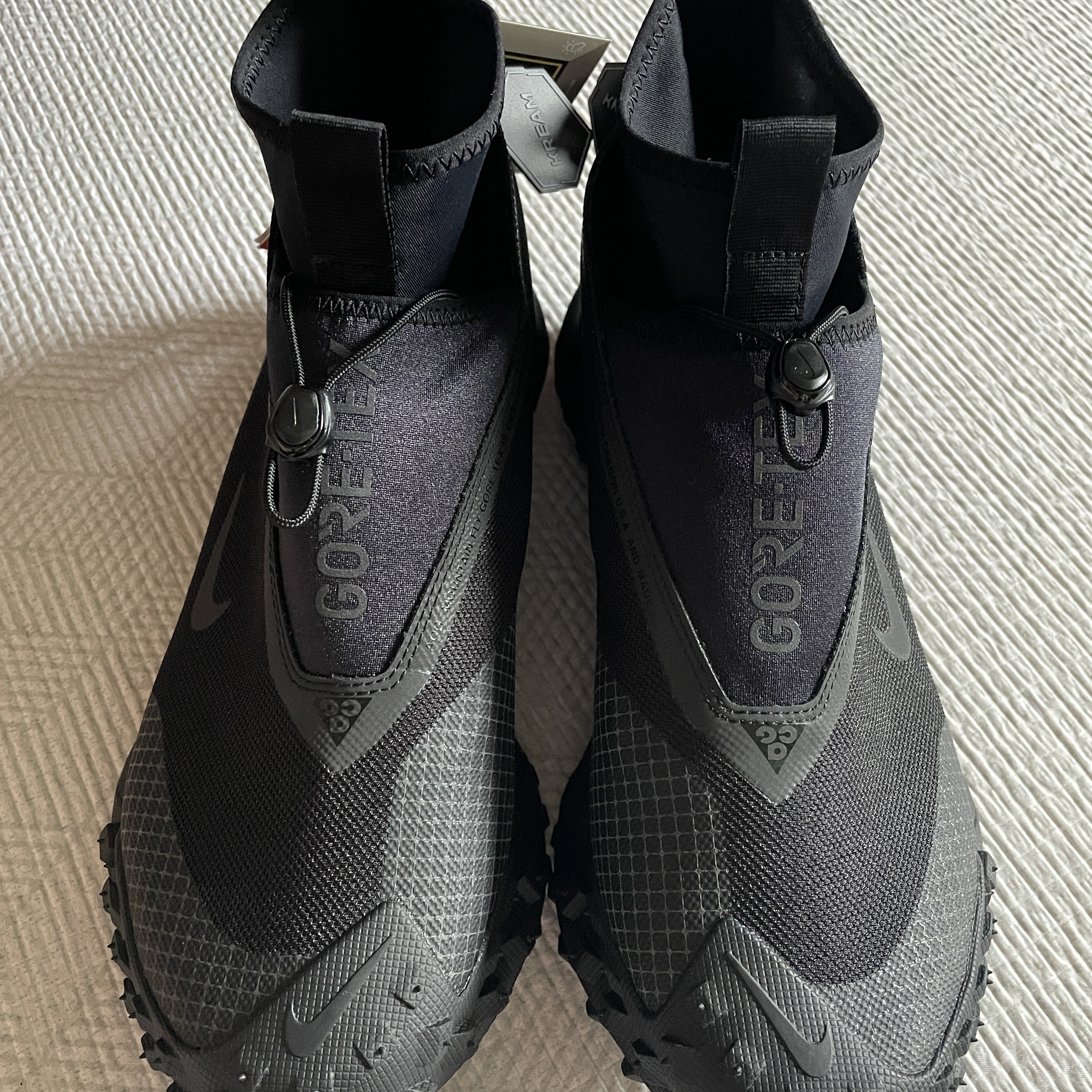 Nike ACG Mountain Fly Gore-Tex Black and Dark Grey 착용 스타일