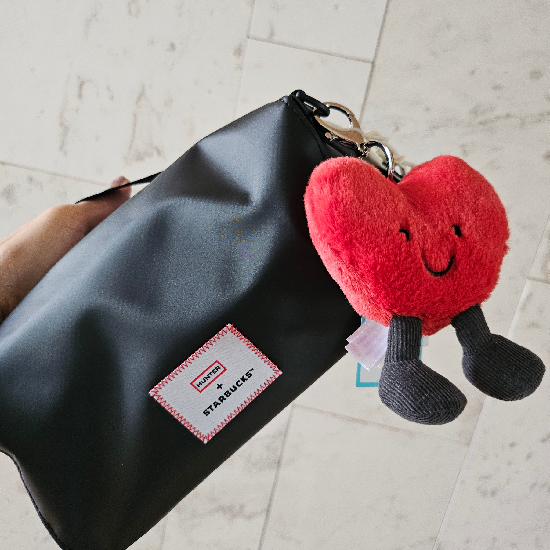 Jellycat Amuseables Heart Bag Charm Red 착용 스타일