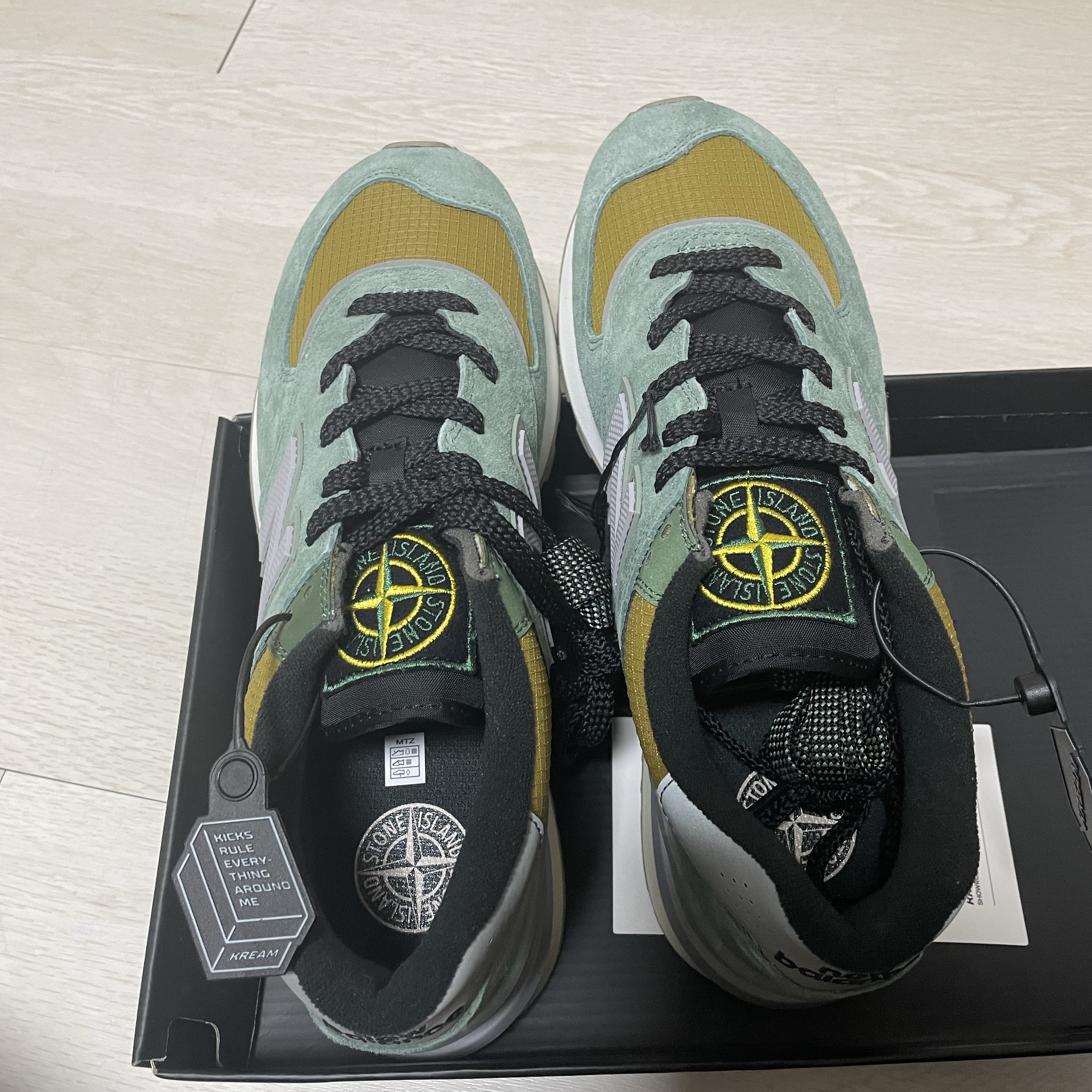 New Balance x Stone Island 574 Legacy Light Green 착용 스타일 - 2