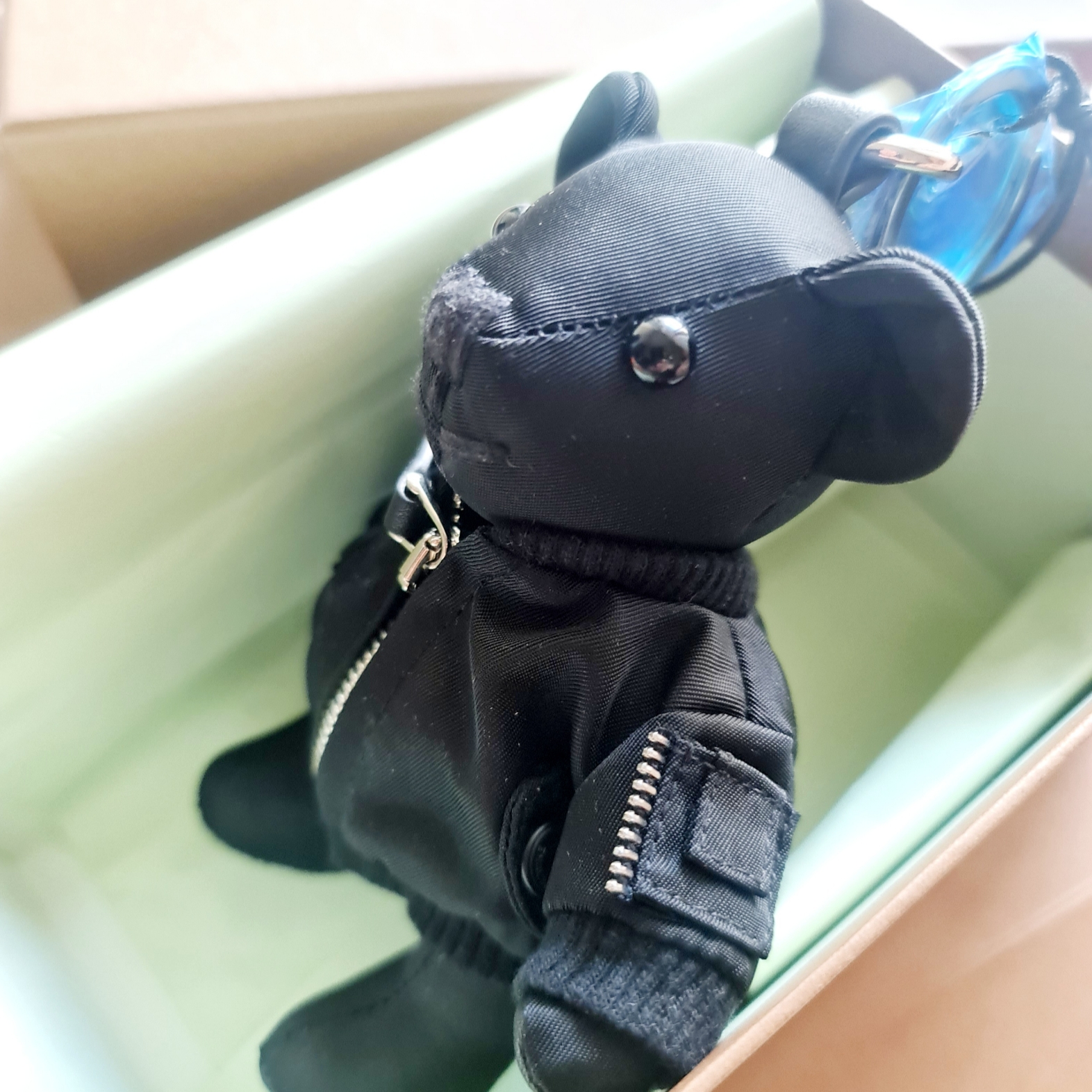 Burberry Thomas Bear Charm In Bomber Jacket Black 착용 스타일 - 2
