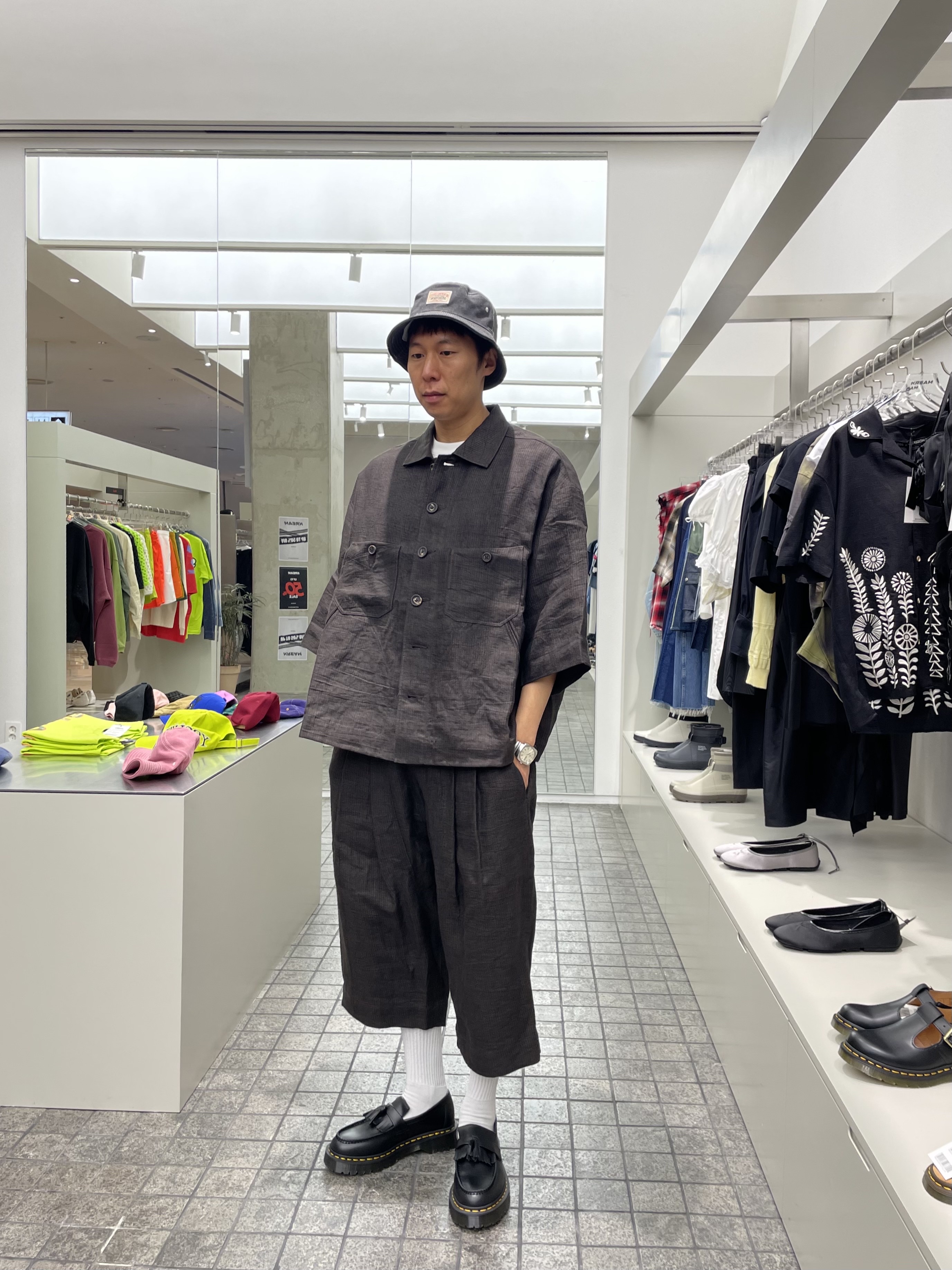Ziggy Chen Oversized Short Sleeve Workers Shirt Brown, Ziggy Chen Pleated Bucket Shorts Brown 착용 스타일 - 1