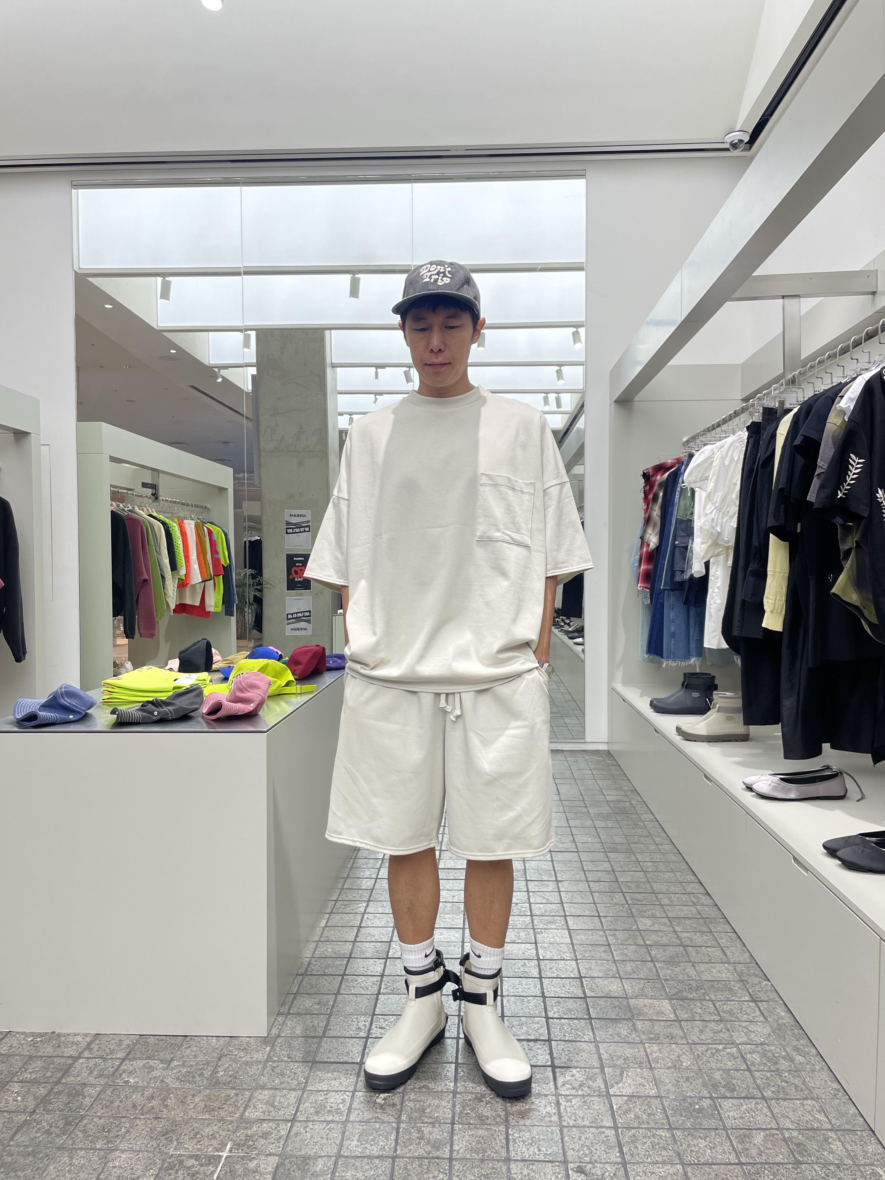 Marka Pocket Tee Off White, Marka Easy Shorts Off White 착용 스타일