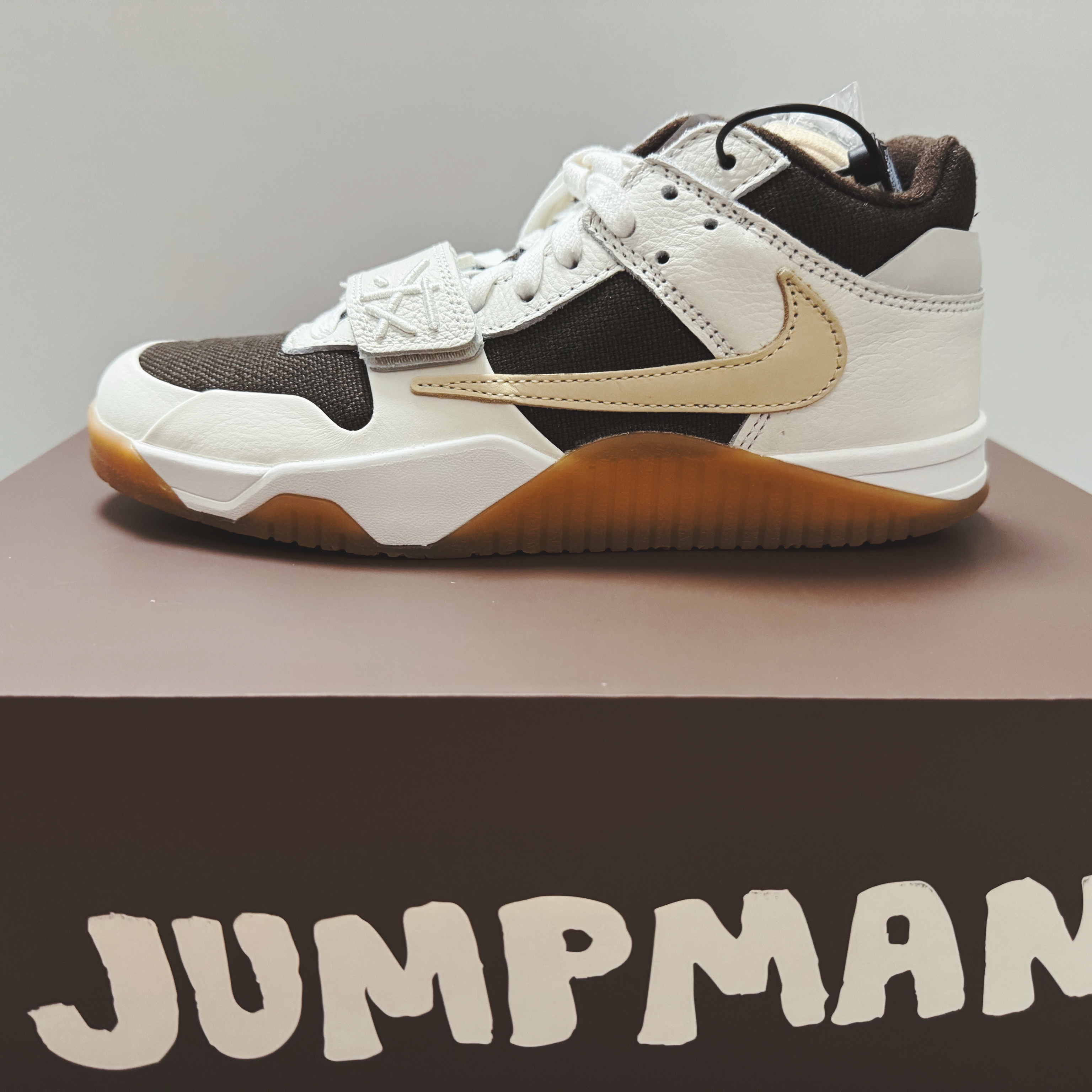 Jordan x Travis Scott Jumpman Jack TR Sail and Dark Mocha 착용 스타일 - 1
