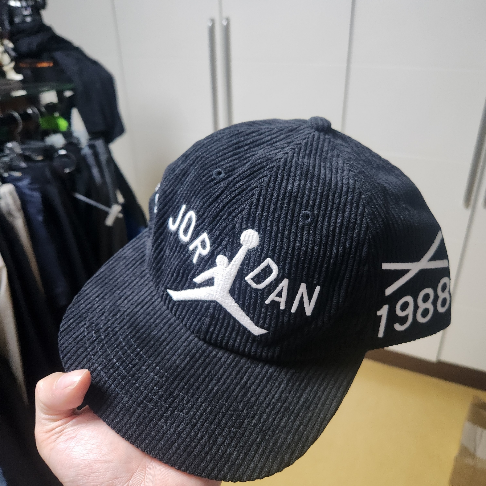 Jordan x Nina Chanel Abney Club Cap Black 착용 스타일 - 4