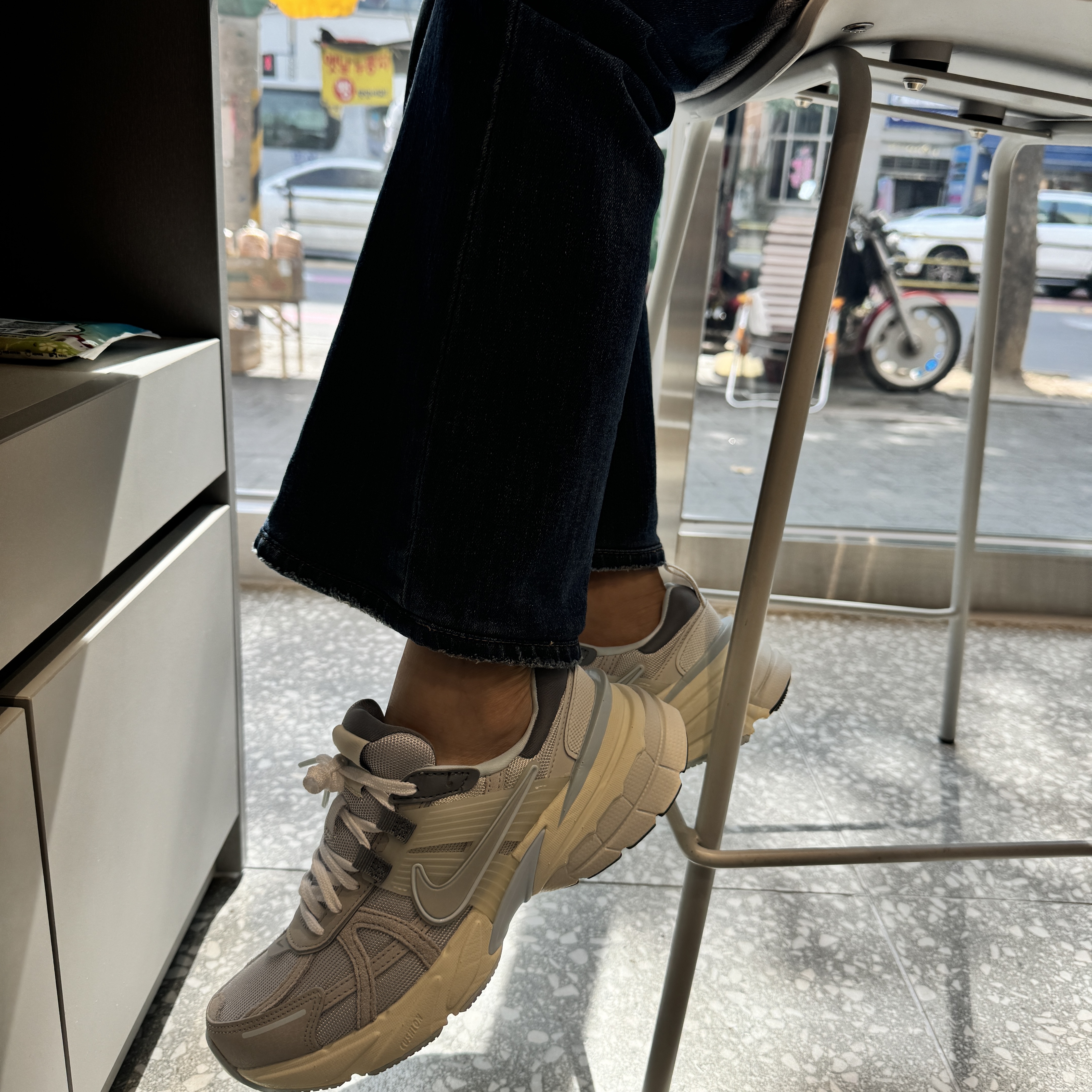 Nike V2K Run Light Bone Metallic Platinum 착용 스타일 - 1