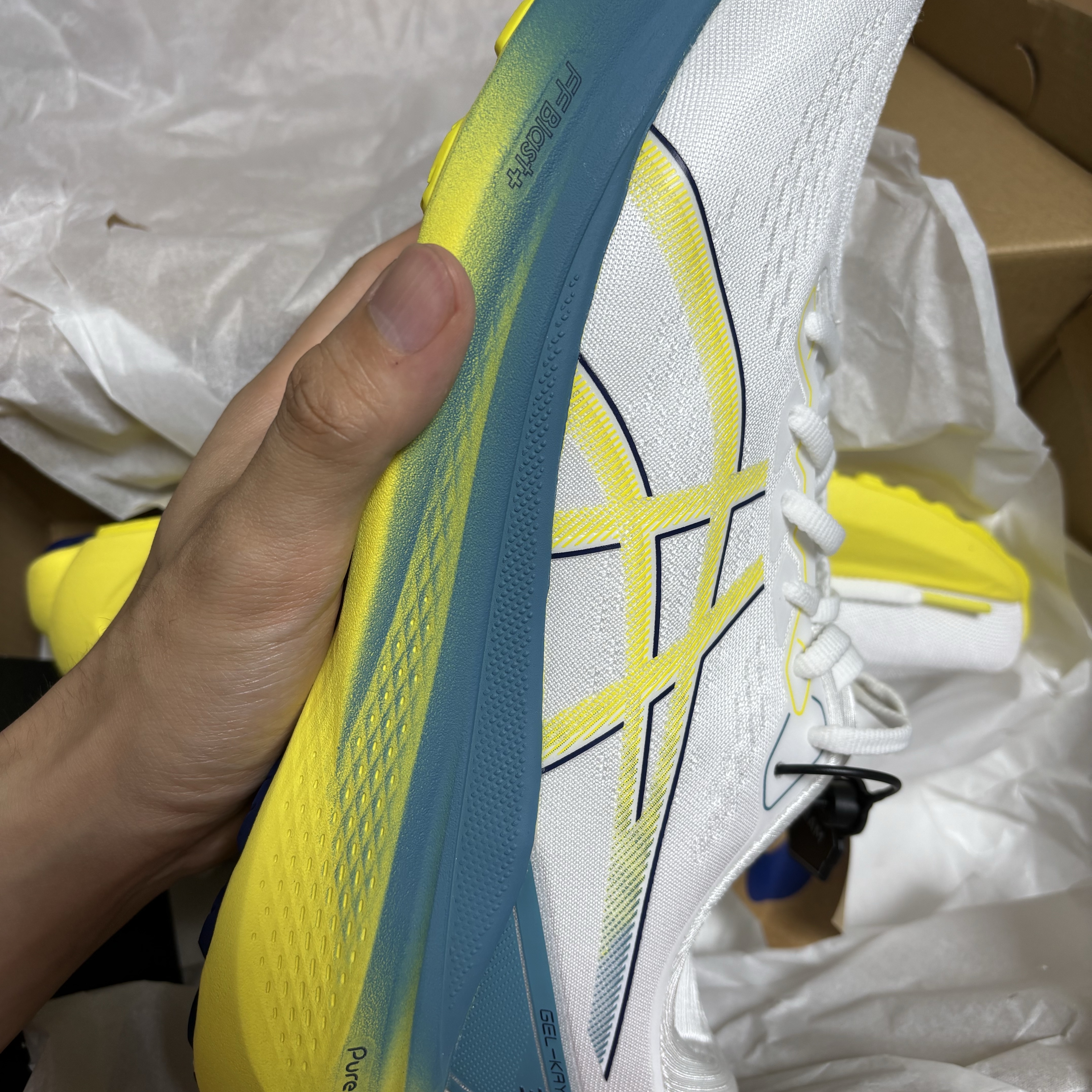 Asics Gel-Kayano 30 White Bright Yellow 착용 스타일 - 3