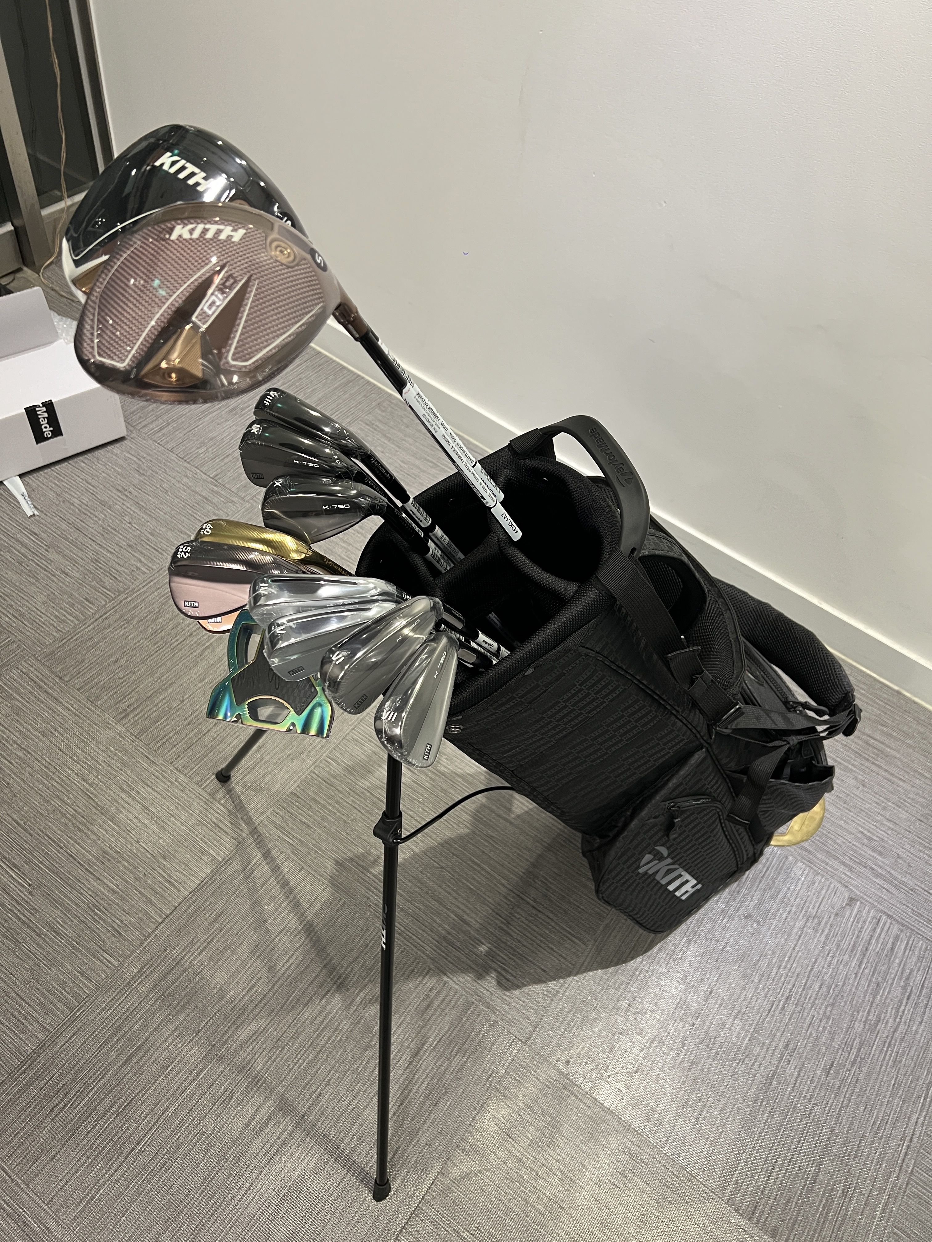 Taylormade x Kith Spider Tour Putter Multi, Taylormade x Kith K790 Iron Set Multi 착용 스타일