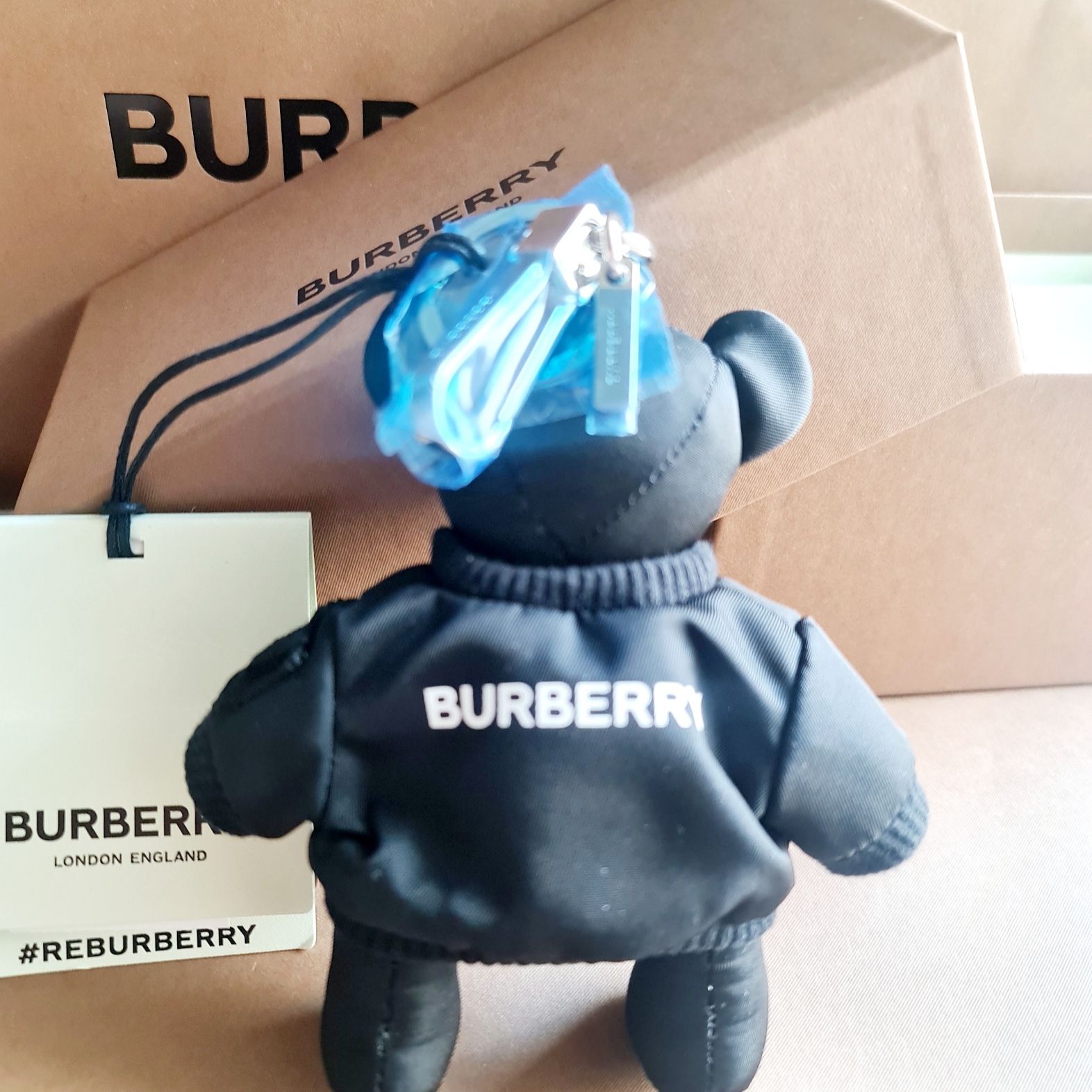 Burberry Thomas Bear Charm In Bomber Jacket Black 착용 스타일 - 3