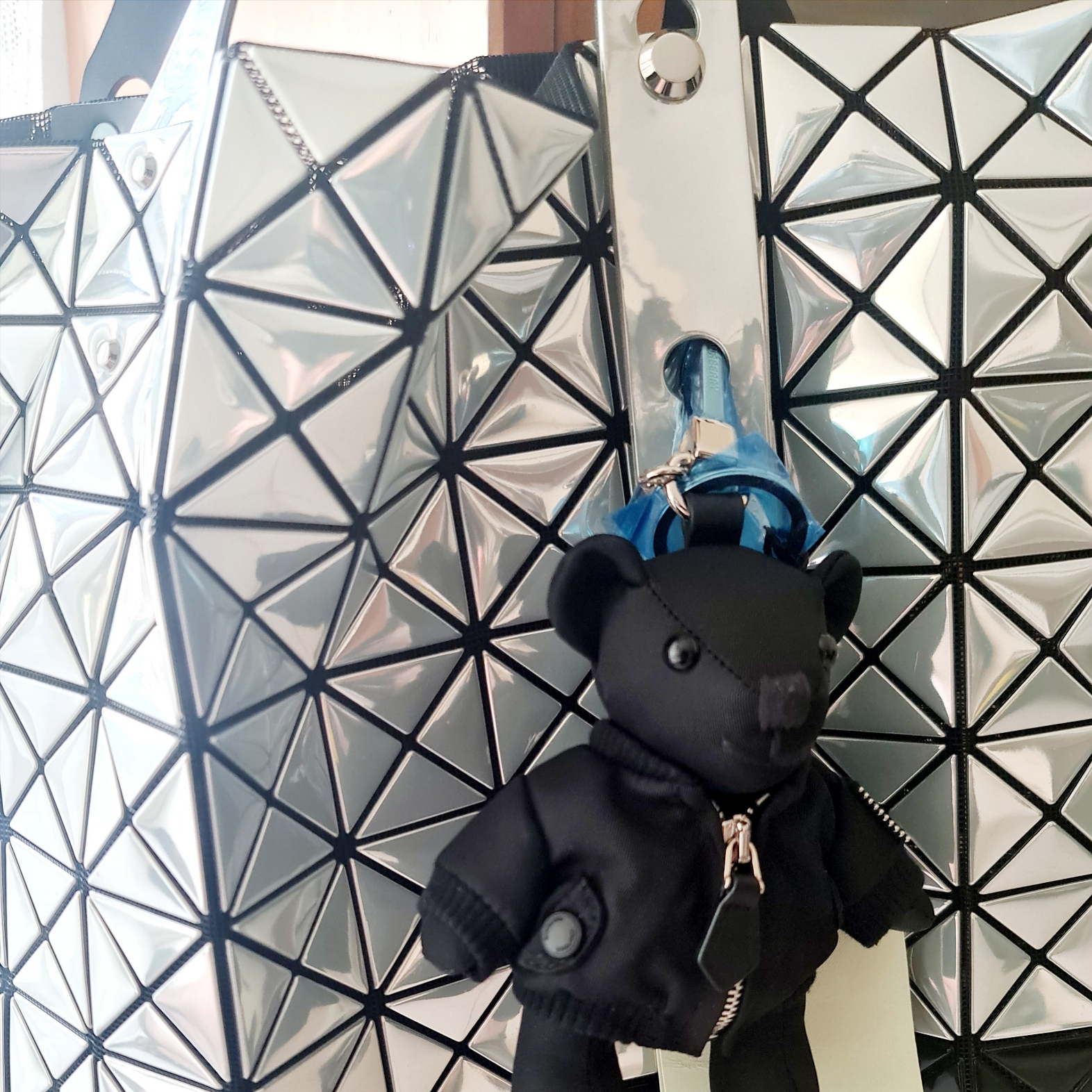 Burberry Thomas Bear Charm In Bomber Jacket Black 착용 스타일 - 4