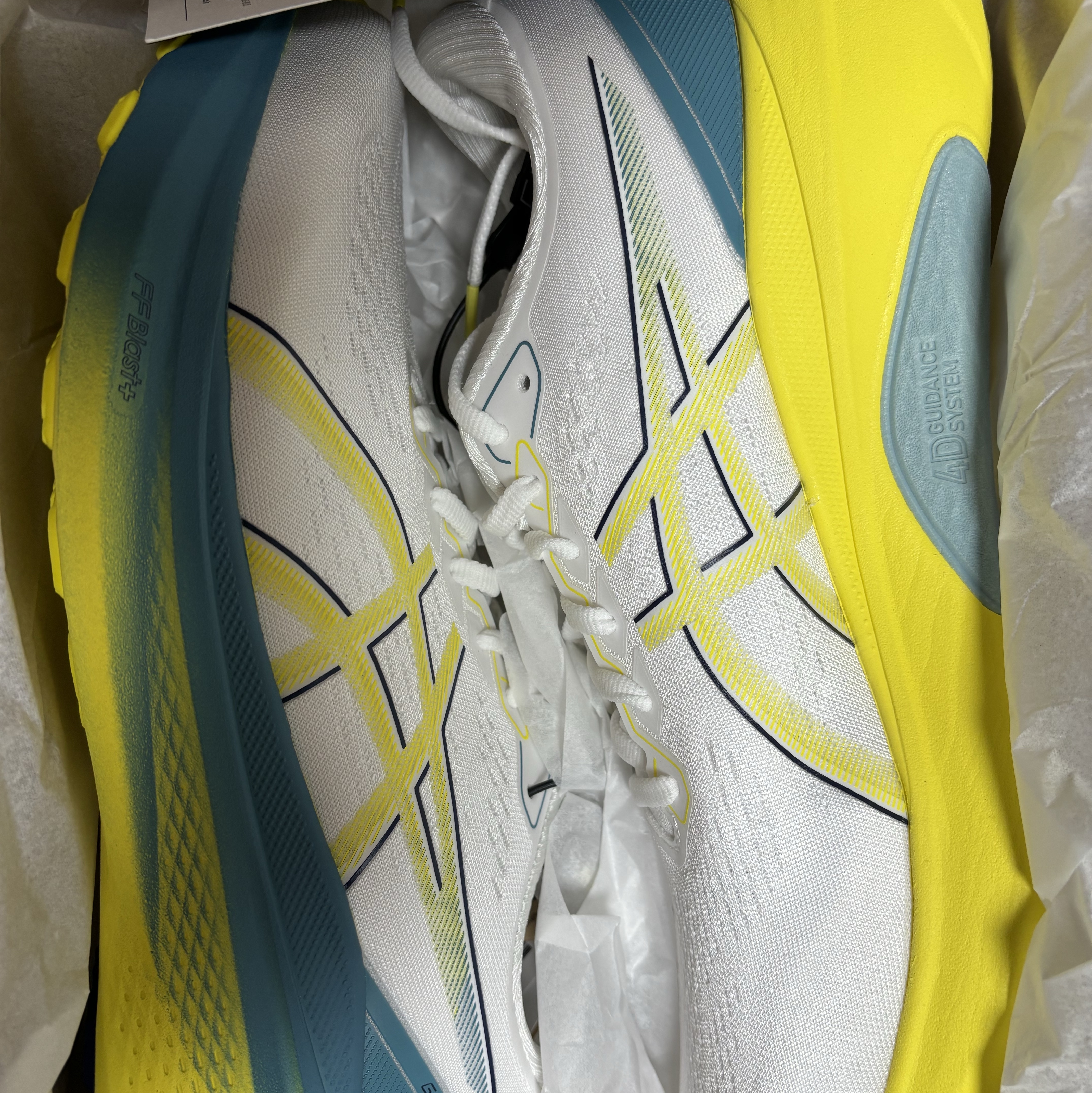 Asics Gel-Kayano 30 White Bright Yellow 착용 스타일 - 4