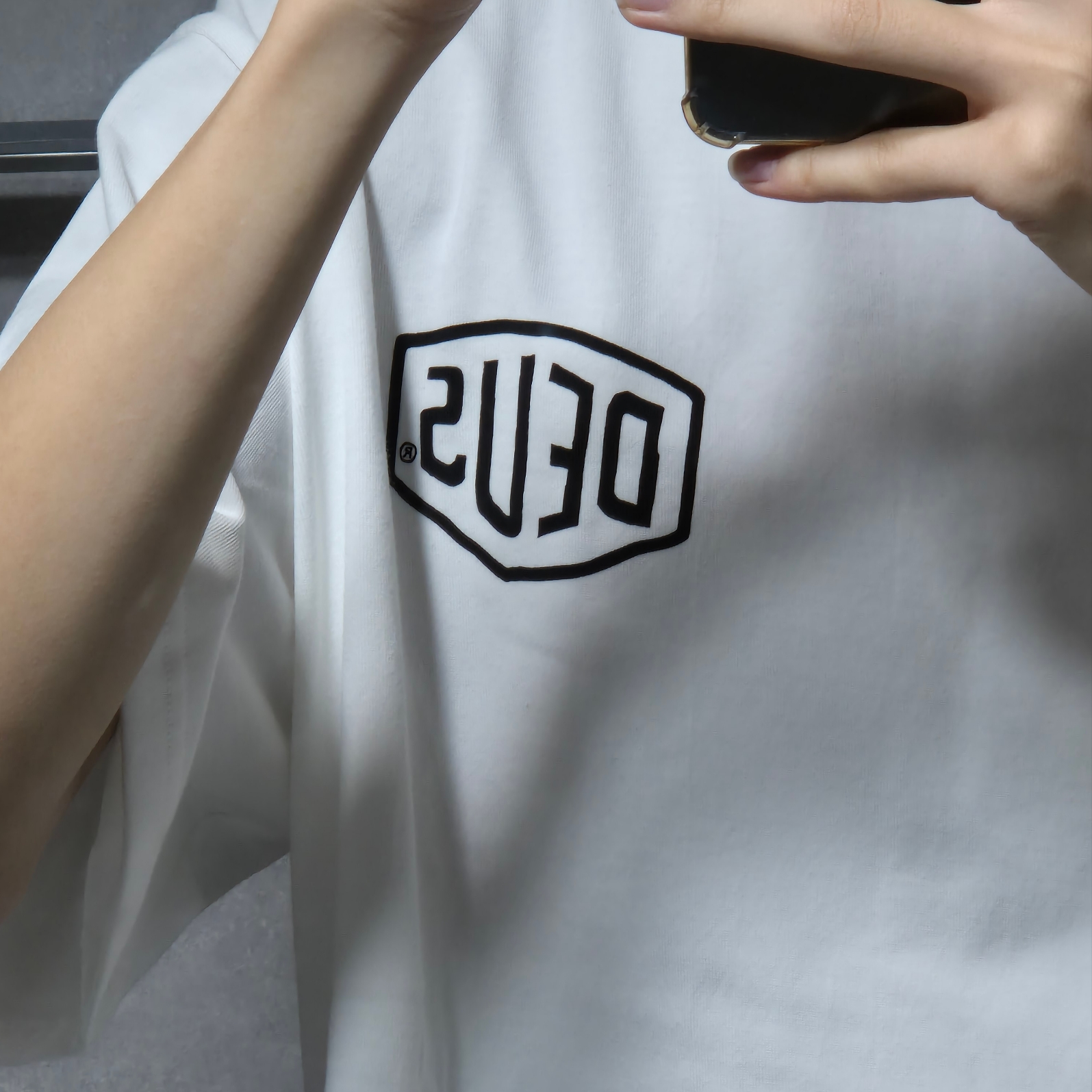 Deus Ex Machina Seoul College T-Shirt White 착용 스타일 - 1