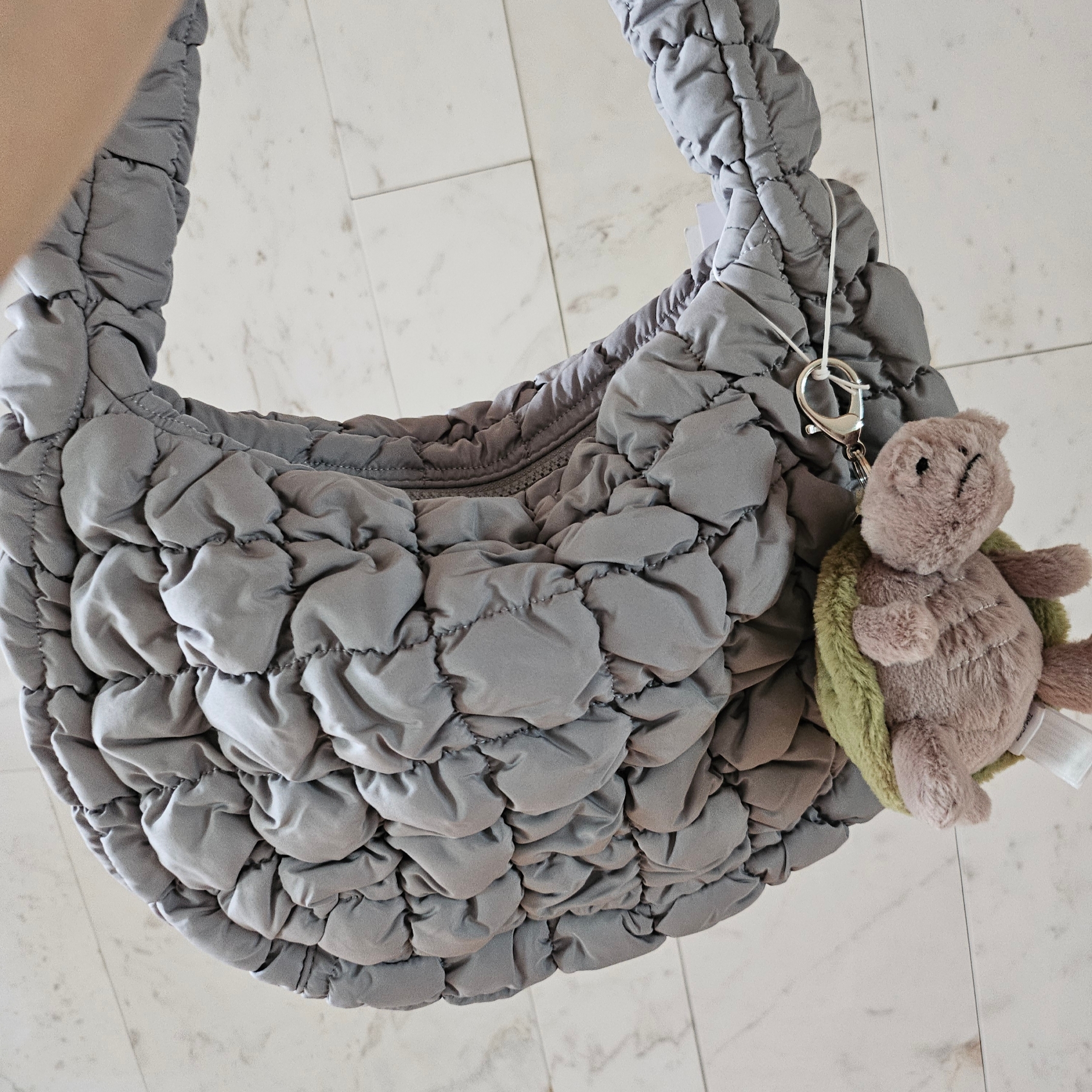 Jellycat Timmy Turtle Bag Charm Beige Green 착용 스타일