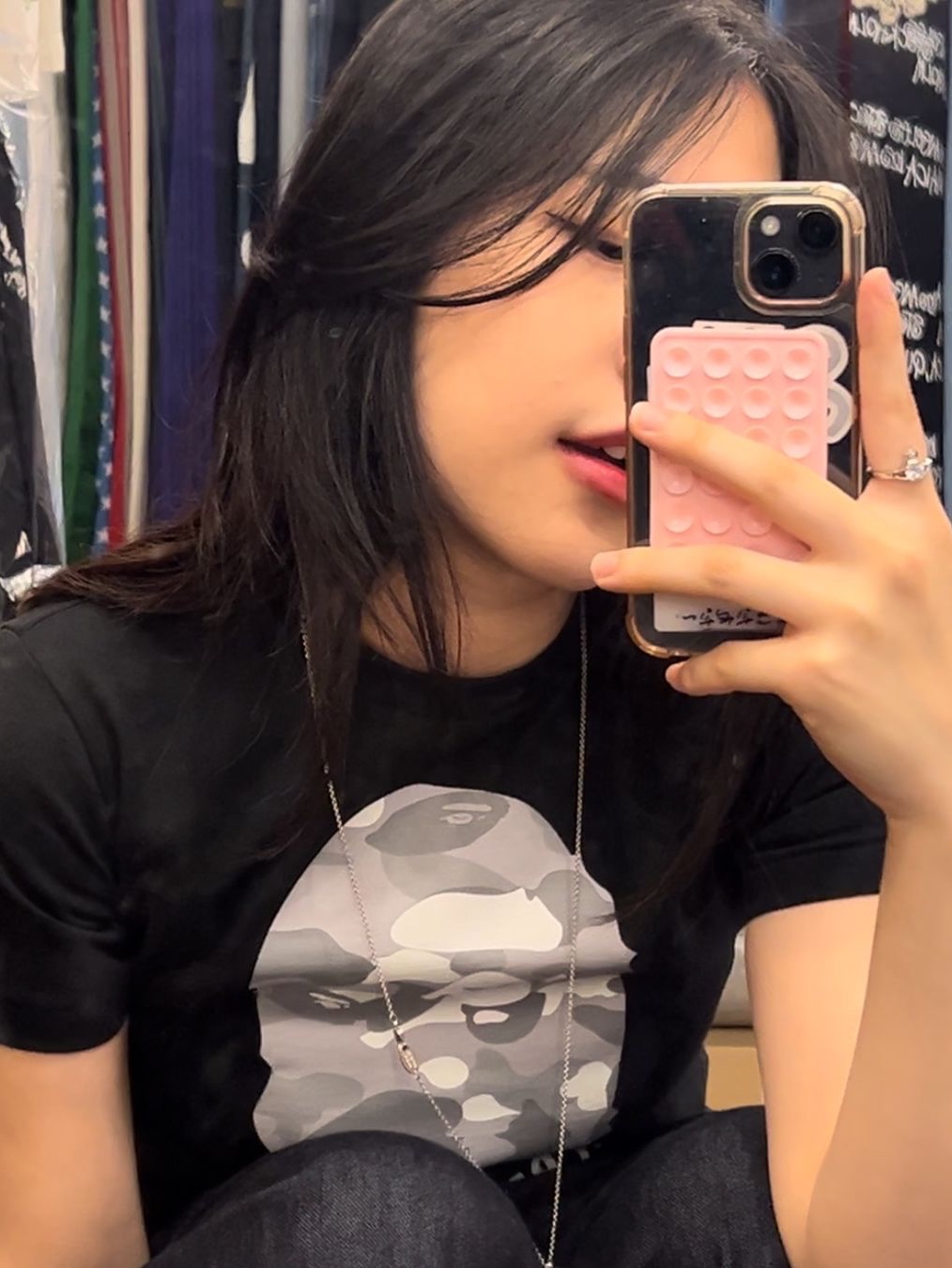 BAPE Sakura Photo Ape Head T-Shirt Black, Vivienne Westwood Thin Flat Orb Pendant Silver 착용 스타일 - 4
