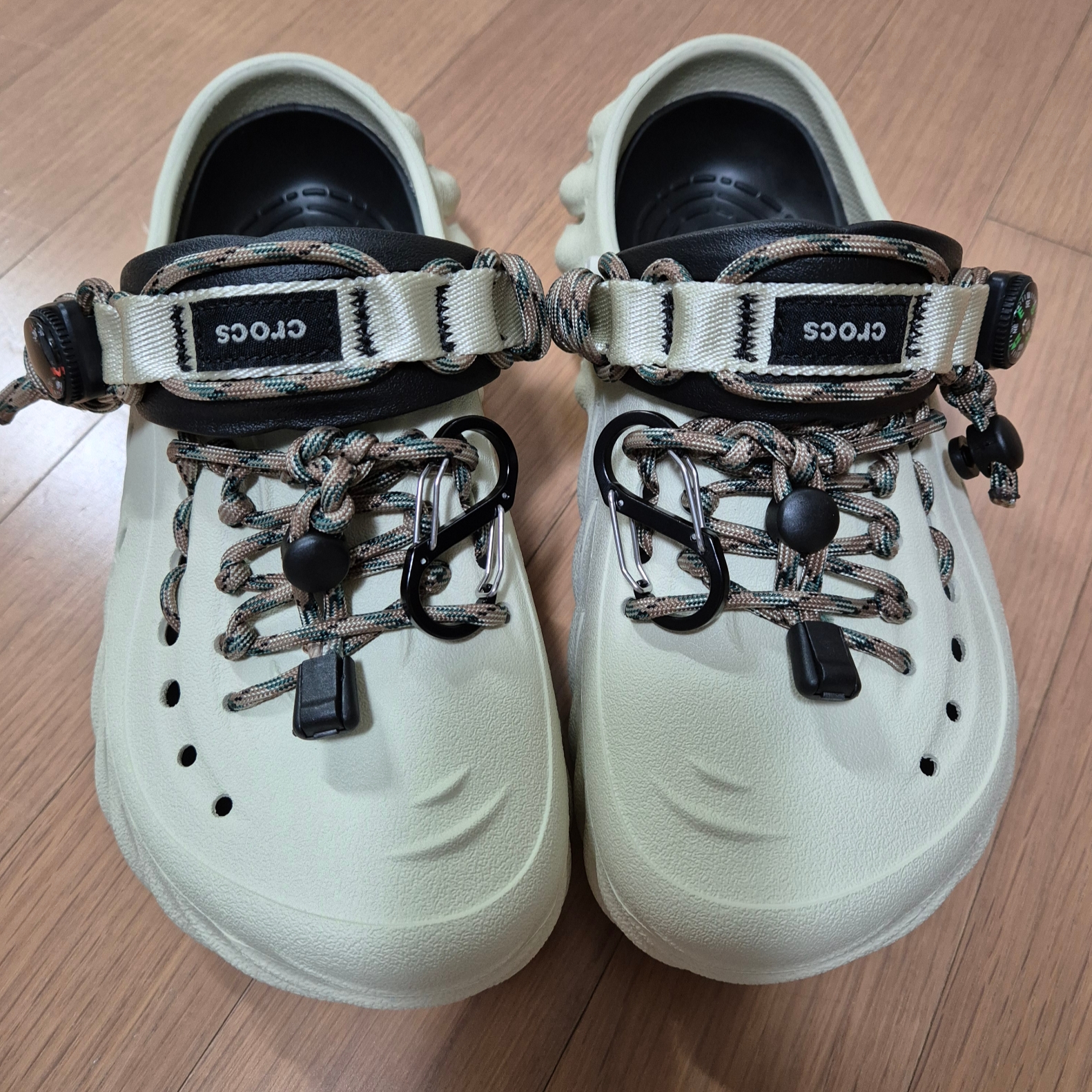 Crocs Echo Clog Bone Black 착용 스타일