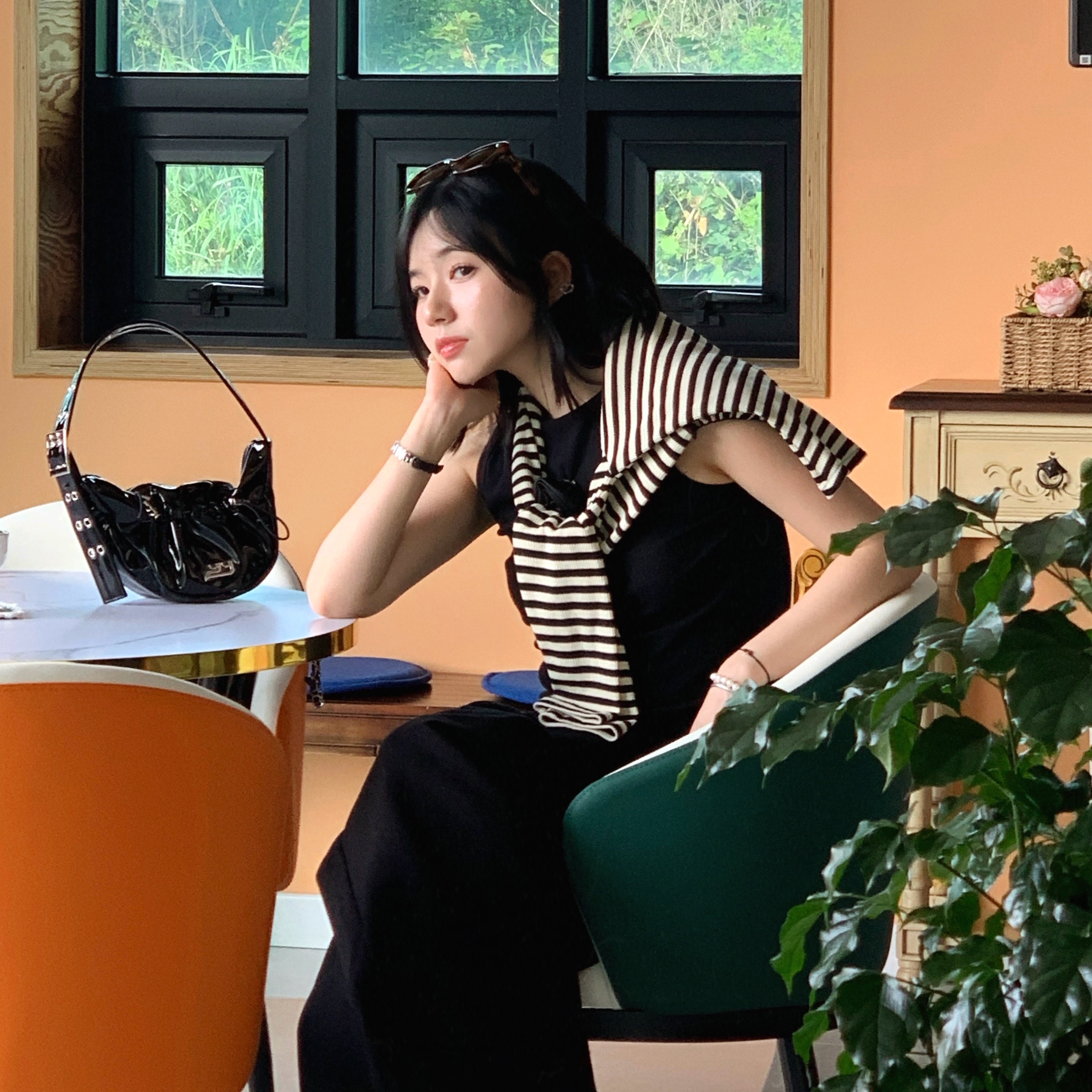 Yieyie Baby Sasha Keyring Bag Glossy Black 착용 스타일 - 3