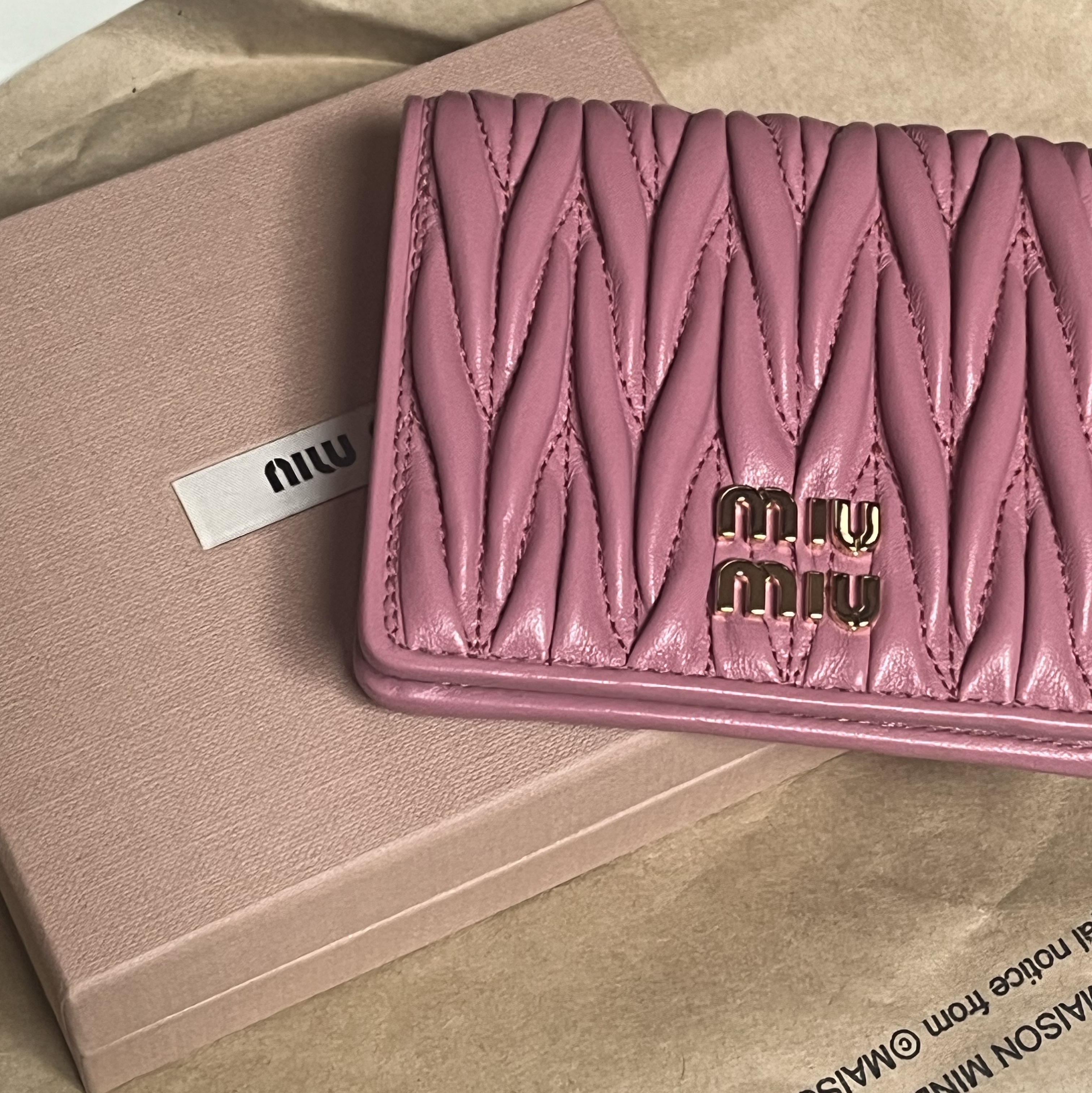 Miu Miu Matelasse Nappa Leather Wallet Begonia Pink 착용 스타일