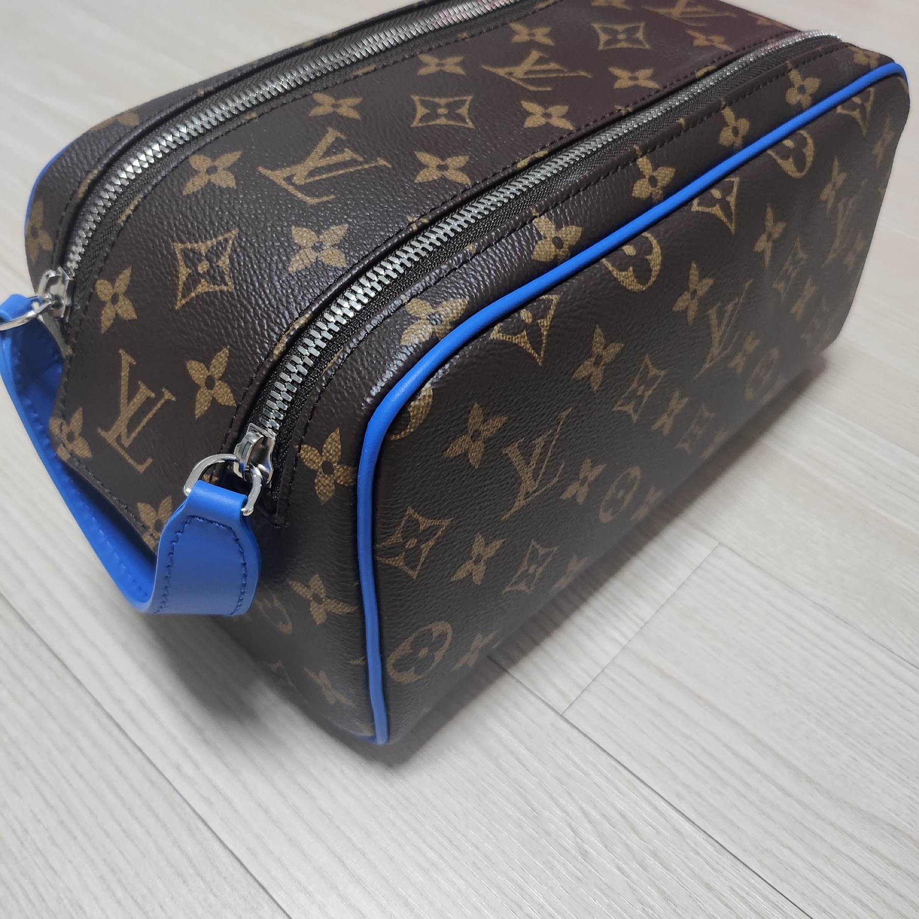 Louis Vuitton Dopp Kit Monogram Macassar Blue 착용 스타일