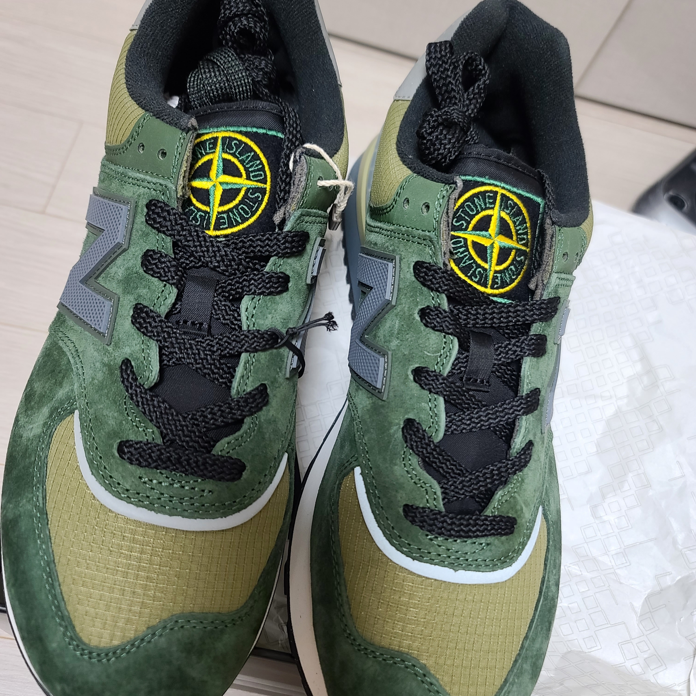 New Balance x Stone Island 574 Legacy Dark Green 착용 스타일 - 1