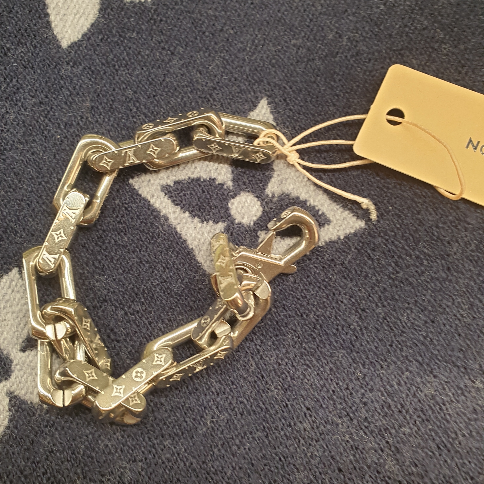 Louis Vuitton Monogram Chain Bracelet Silver 착용 스타일 - 3