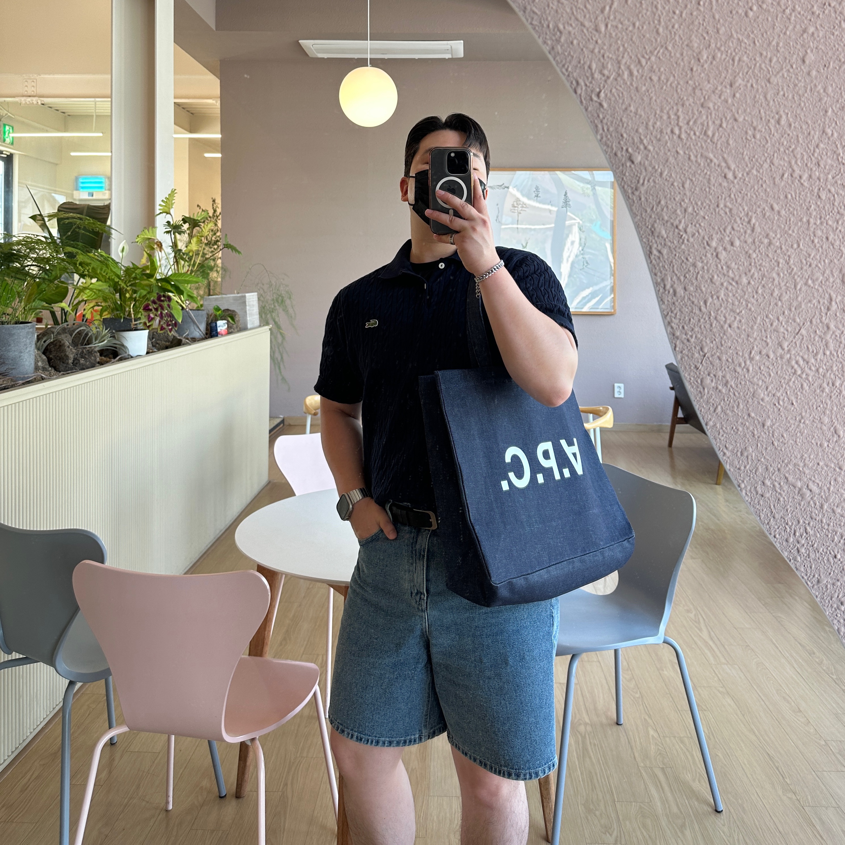 A.P.C. Daniela Shopping Bag Indigo 착용 스타일