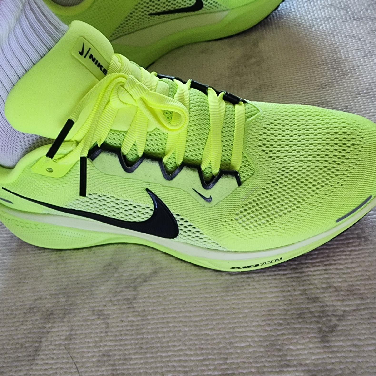 Nike Air Zoom Pegasus 41 Volt Barely Volt 착용 스타일 - 1