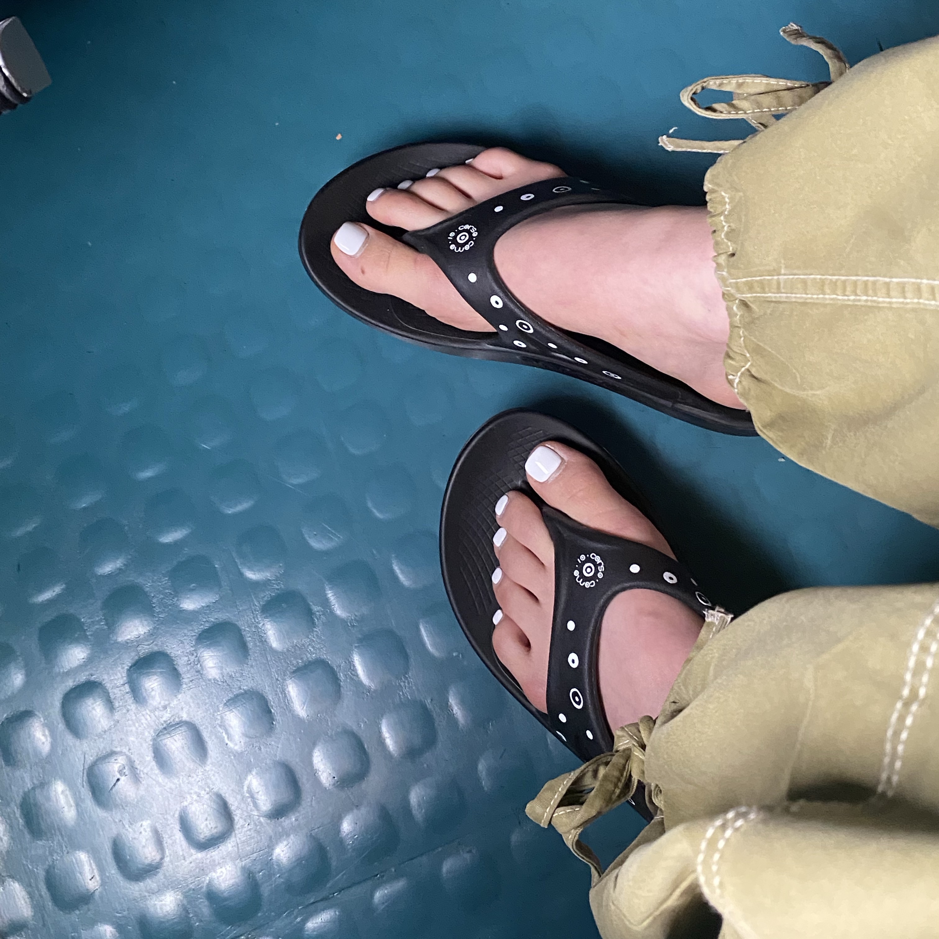 Oofos x 10 Corso Como Flip Flop Black 착용 스타일
