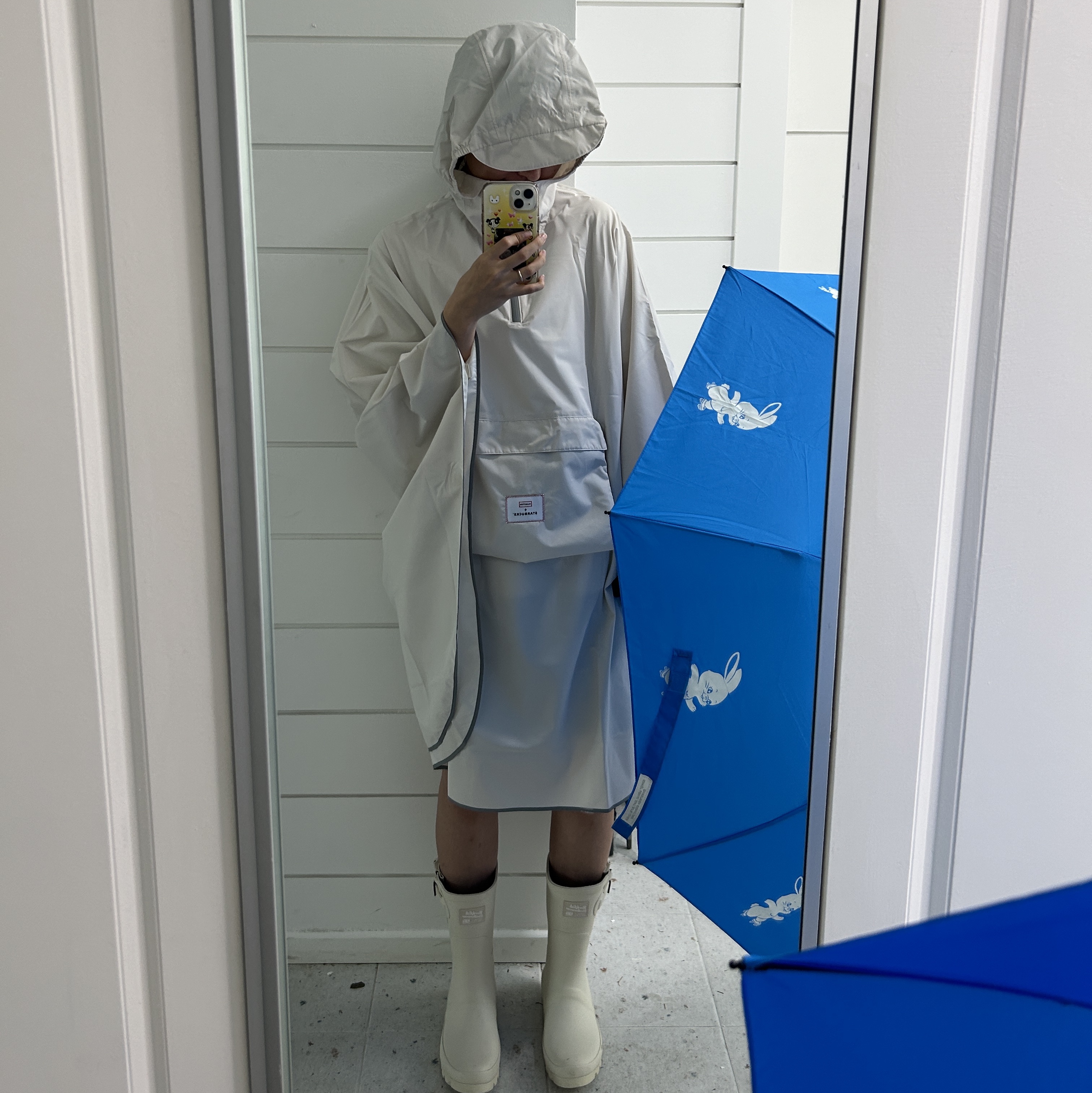 Starbucks x Hunter Light Rain Poncho Ivory, NewJeans Tokki 3 Tier Umbrella Blue 착용 스타일 - 3