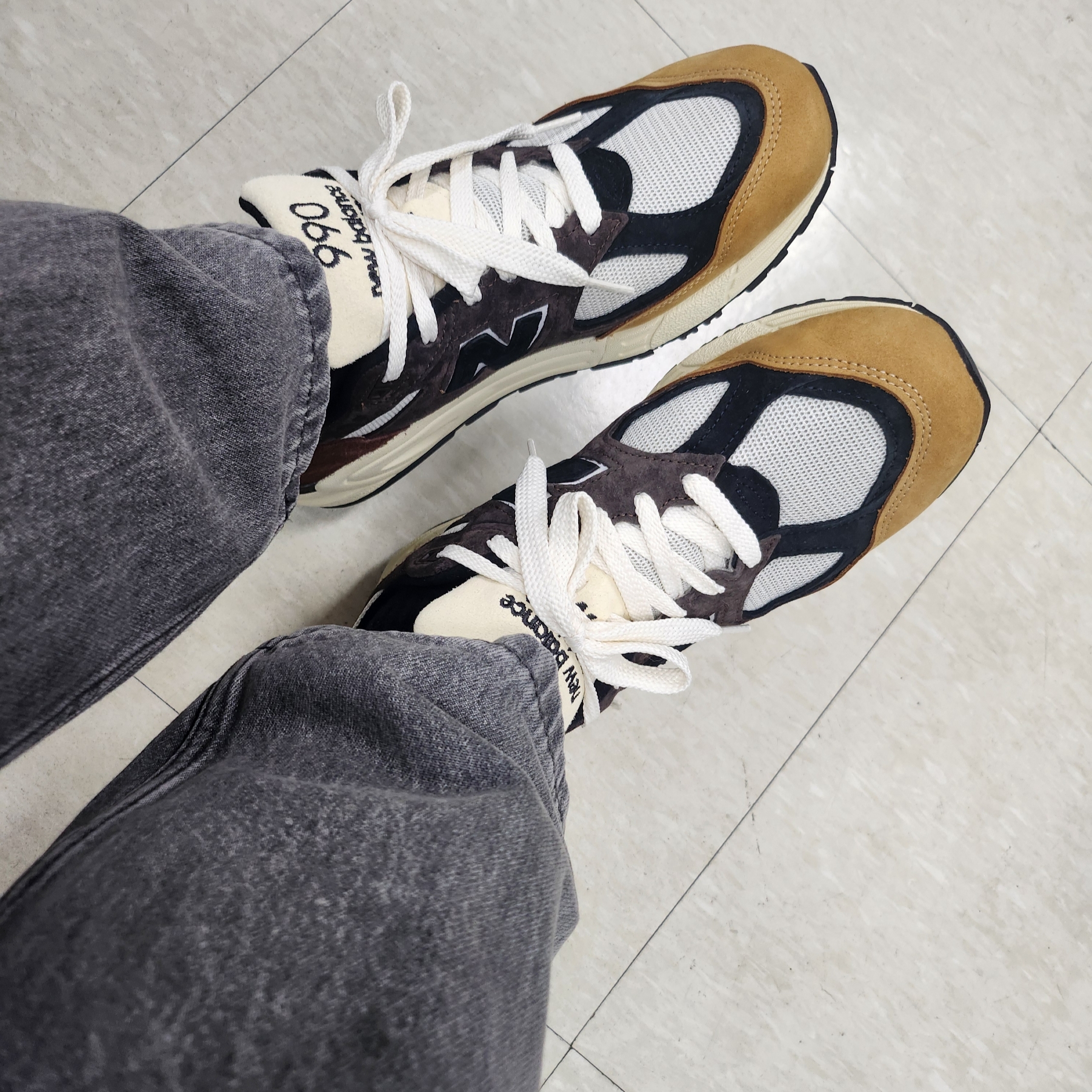 New Balance 990v2 Made in USA Brown Beige 착용 스타일