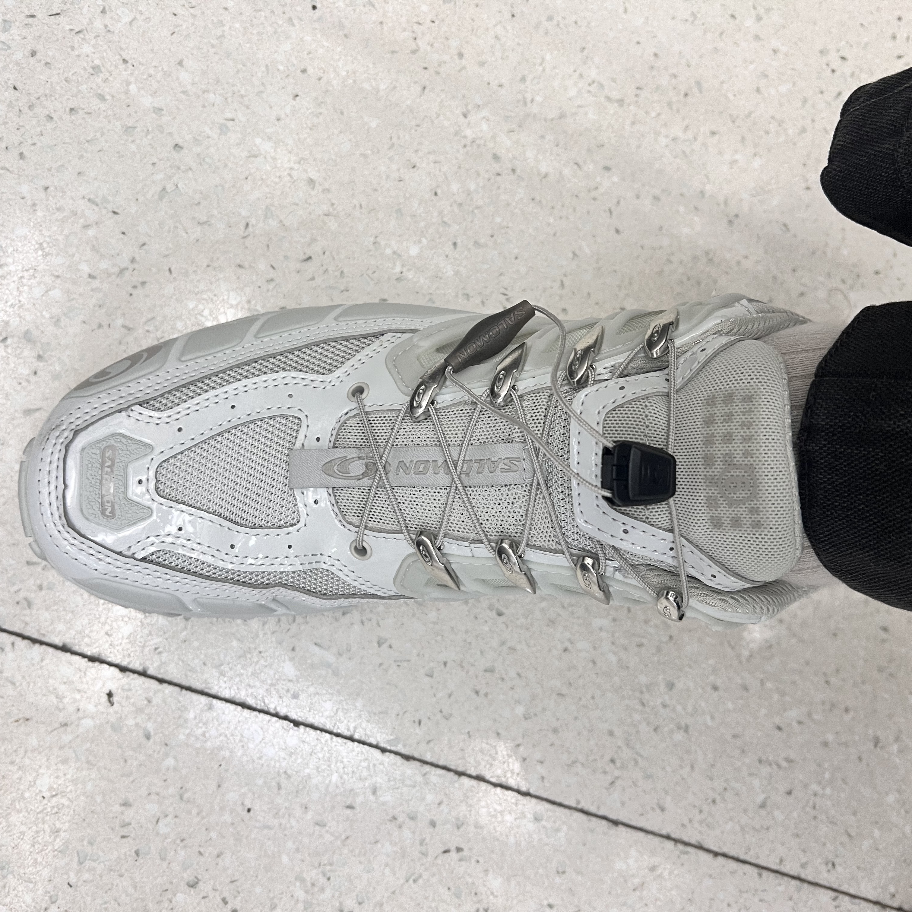 Salomon x MM6 Maison Margiela ACS Pro Metal Ghost Grey 착용 스타일 - 2