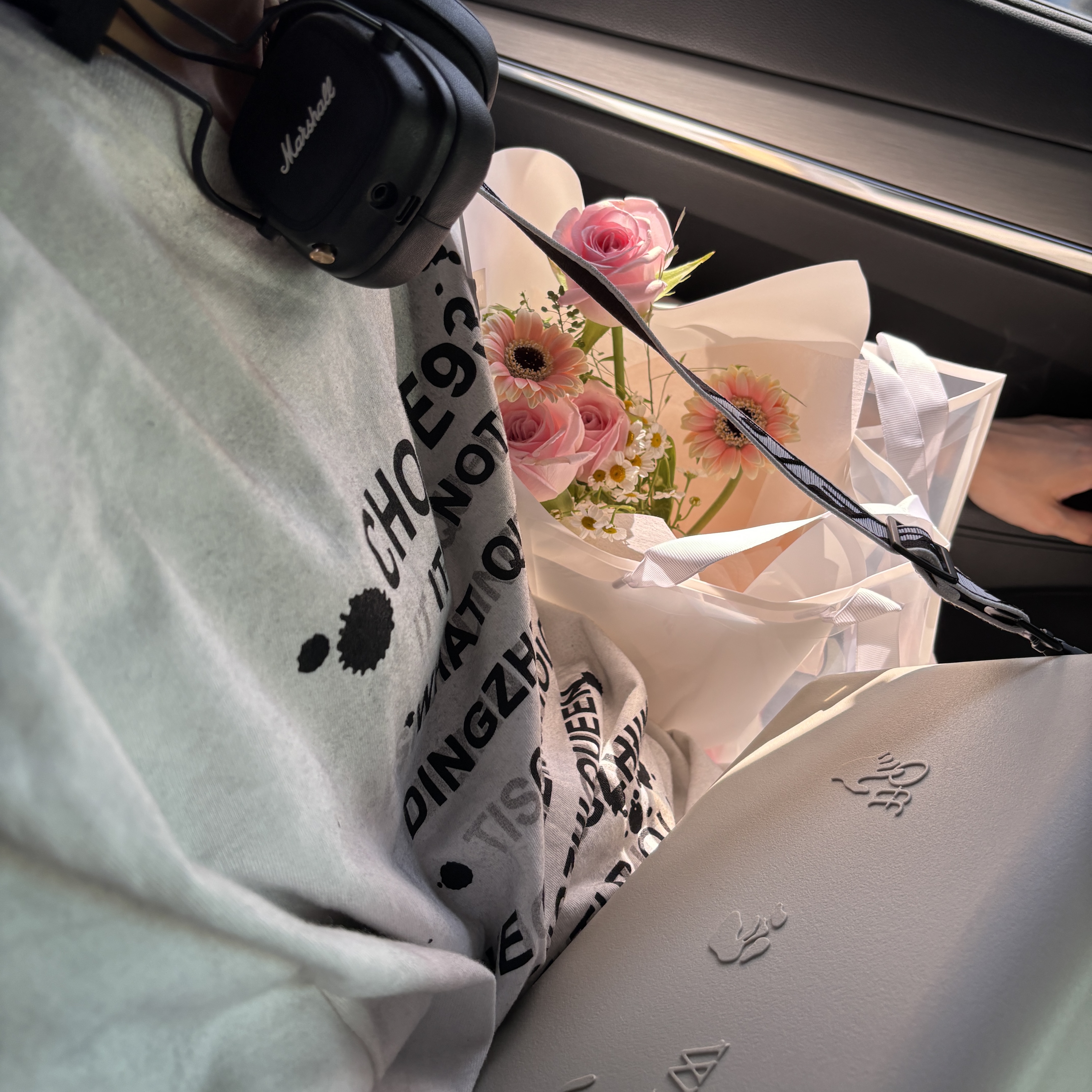 Marshall Major IV Black (Korean Ver.), Off-White x Amore Pacific Protection Box (Without Cosmetics) 착용 스타일