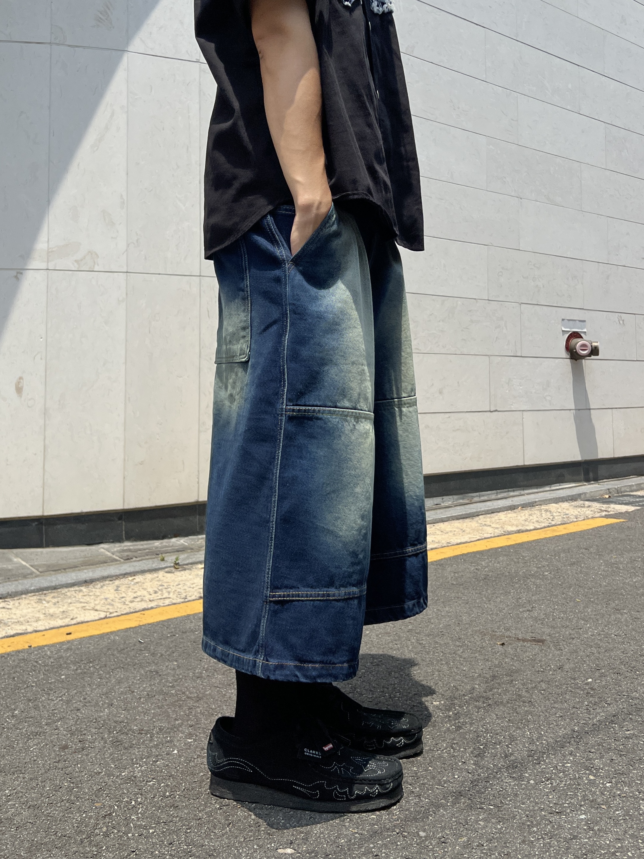 Clarks x Supreme Wallabee Black 착용 스타일 - 4