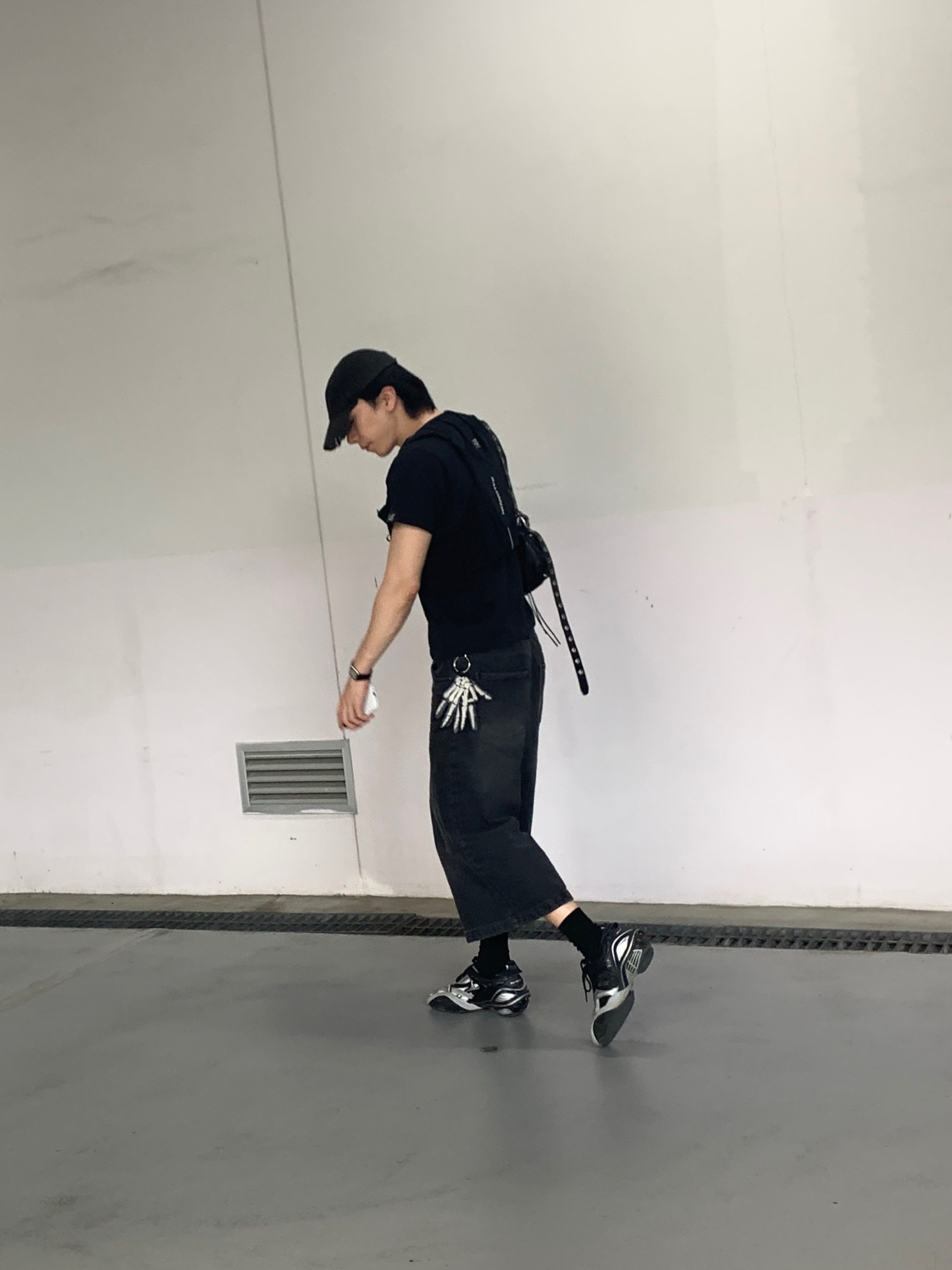 Balenciaga Heavy Piercing Cap Faded Black, Balenciaga Tyrex Sneakers Black Grey 착용 스타일 - 8