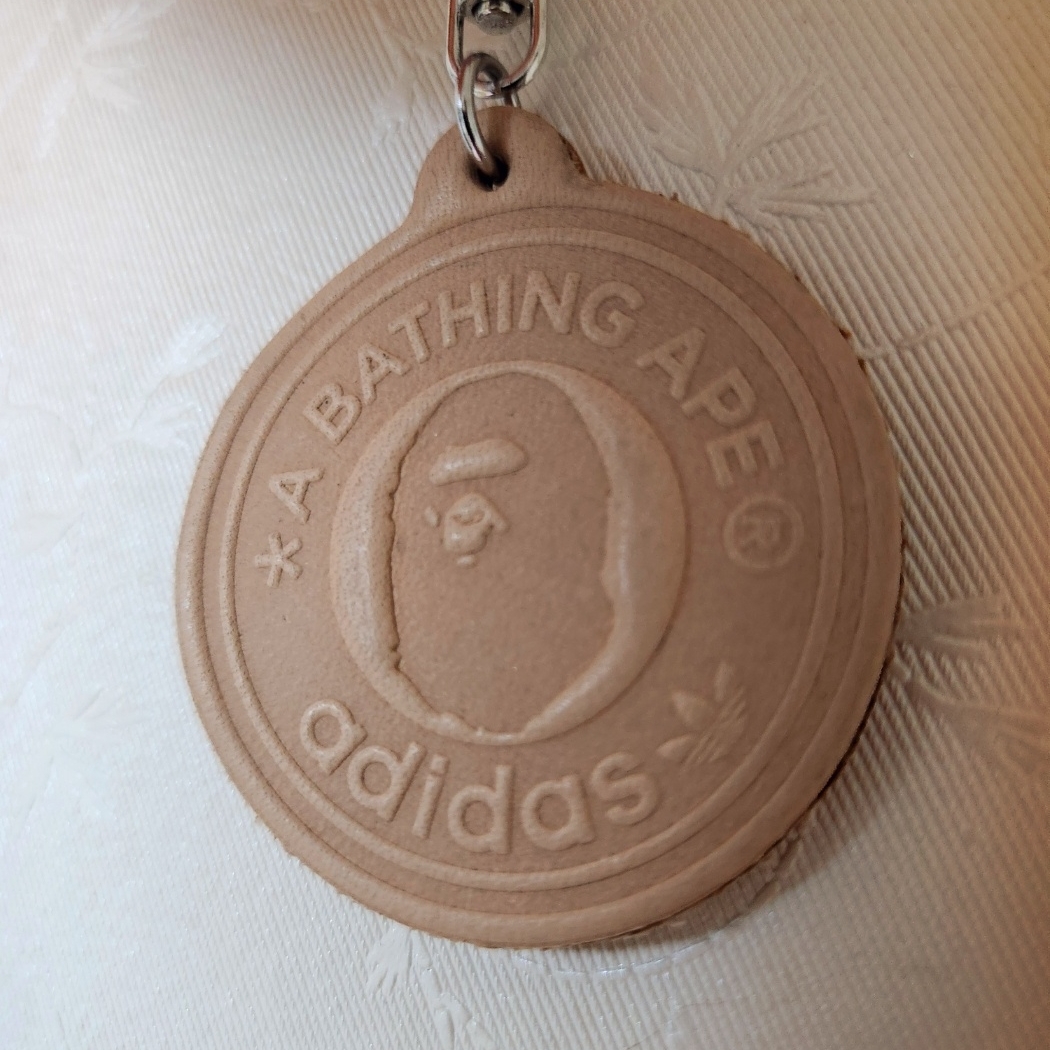 Adidas X BAPE Lawsuit Sand Cloud White 착용 스타일 - 5