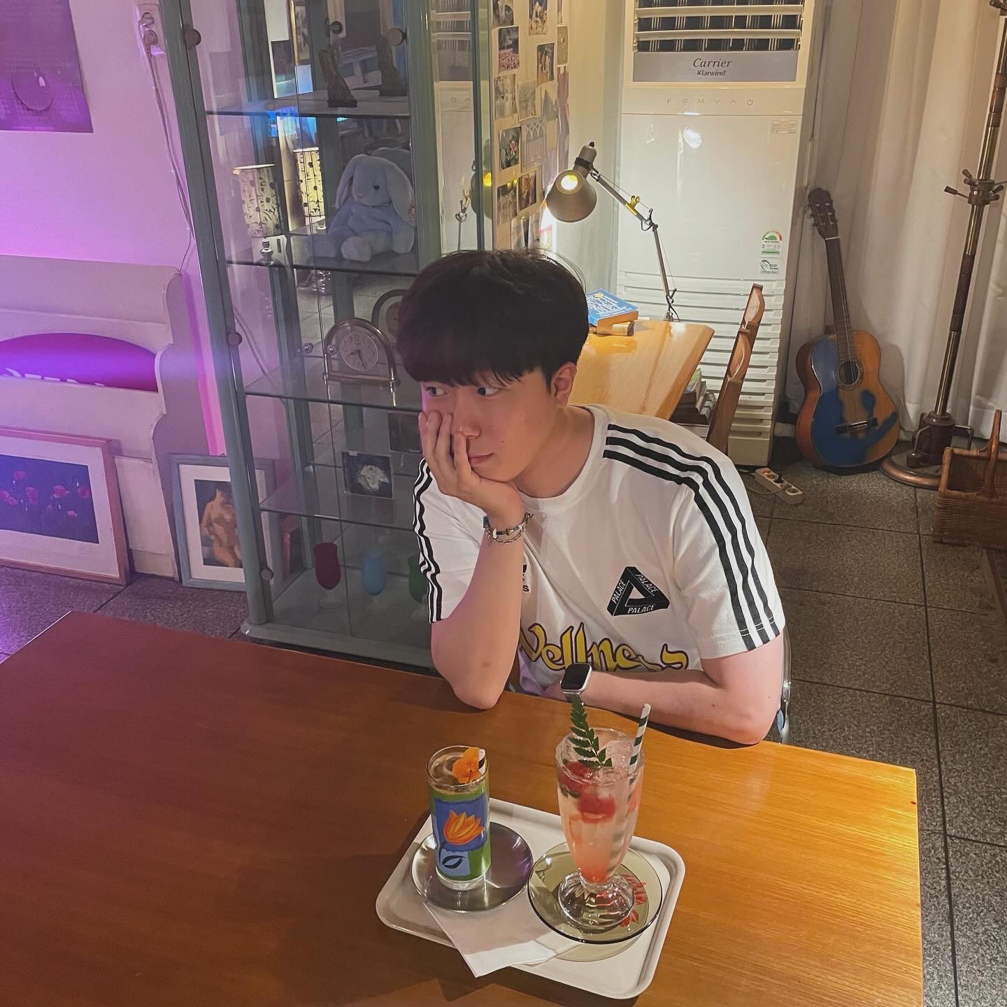 Palace x Adidas Palaste T-Shirt White - 21FW, Stussy 8 Ball Keychain Black 착용 스타일 - 1