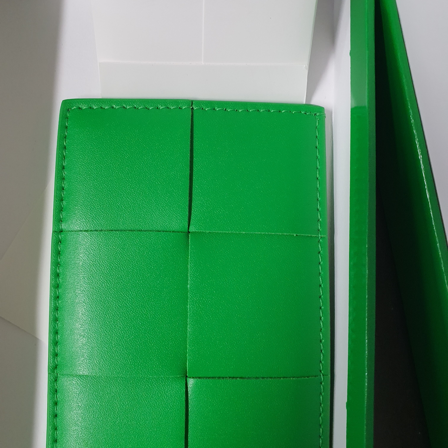 Bottega Veneta Credit Card Case Calfskin Parakeet 착용 스타일 - 1