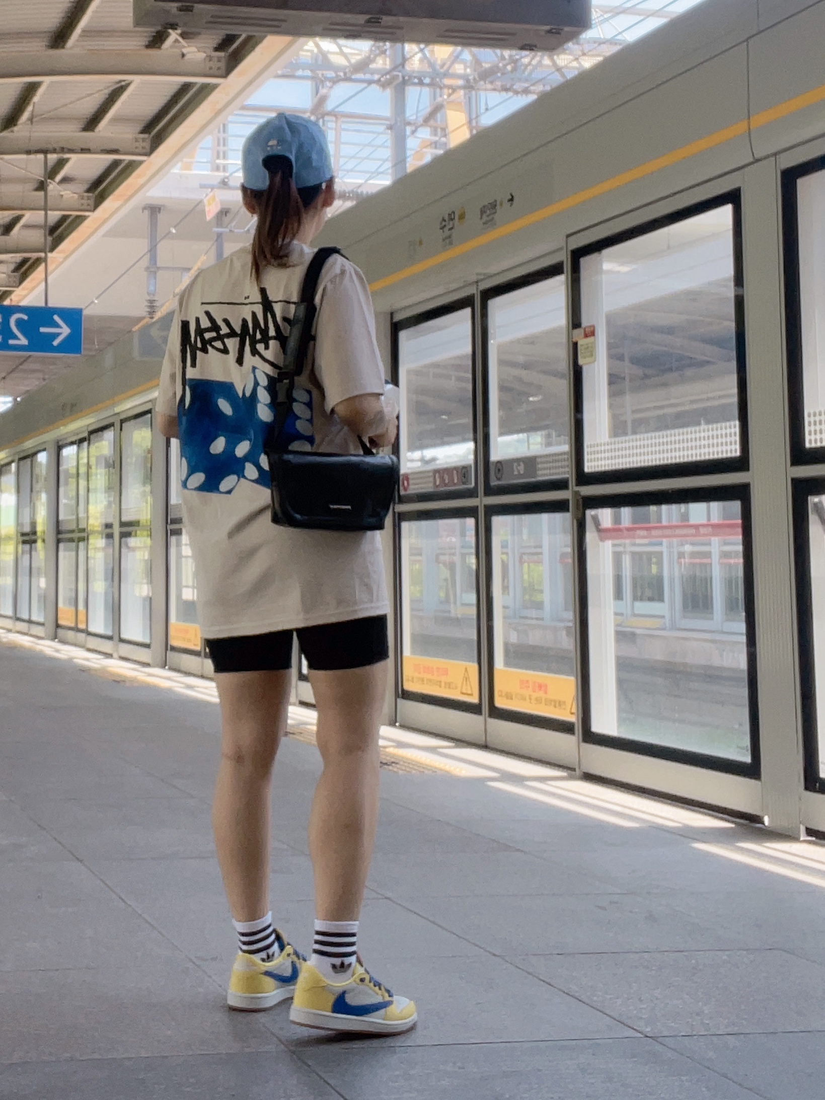 (W) Jordan 1 x Travis Scott Retro Low OG SP Canary, Stussy Diced Out T-Shirt Smoke 착용 스타일 - 3