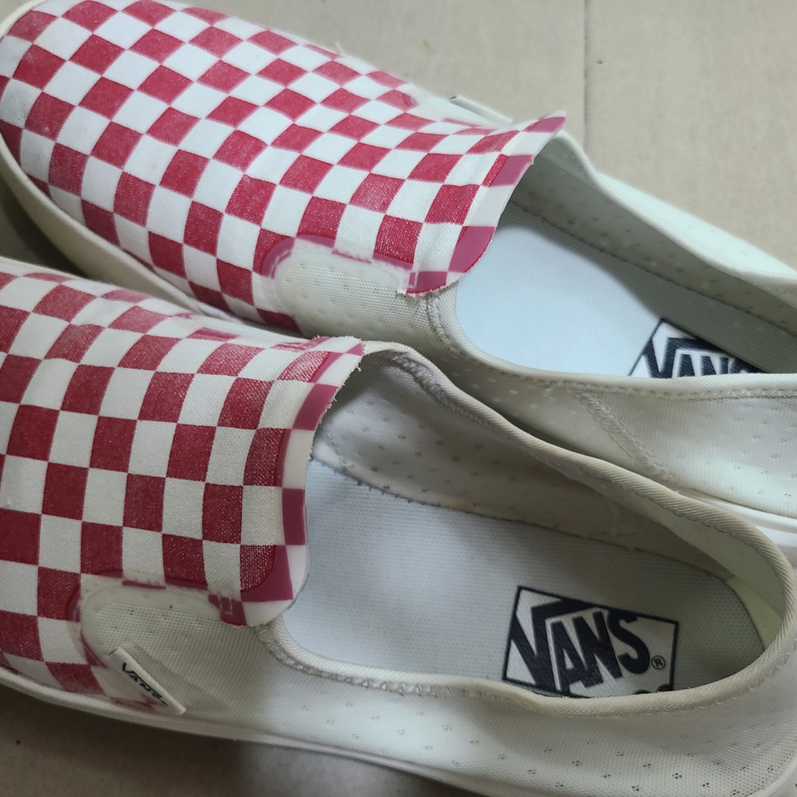Vans ComfyCush One Checkerboard Racing Red Marshmallow 착용 스타일