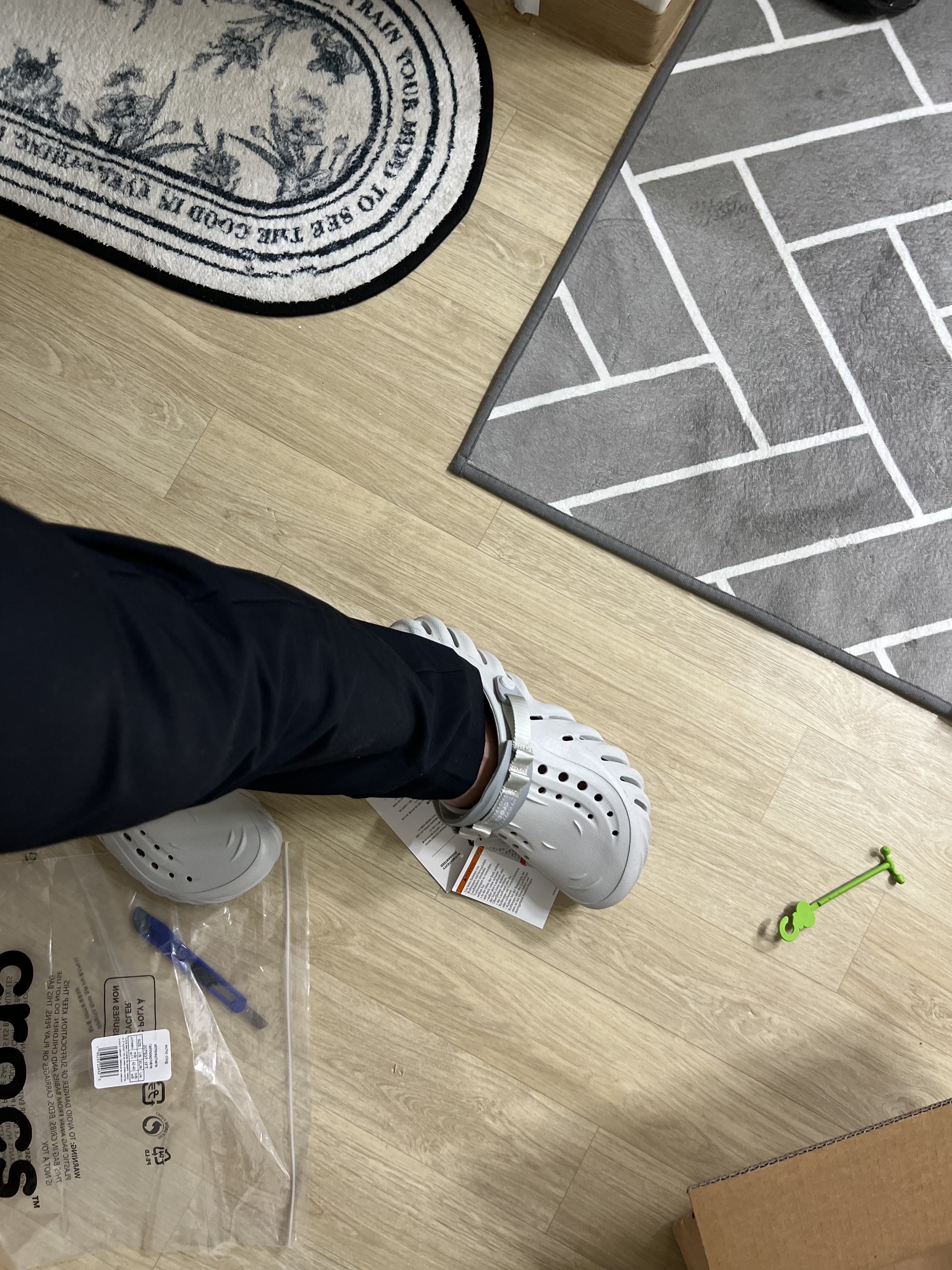 Crocs Echo Clog Atmosphere 착용 스타일 - 1