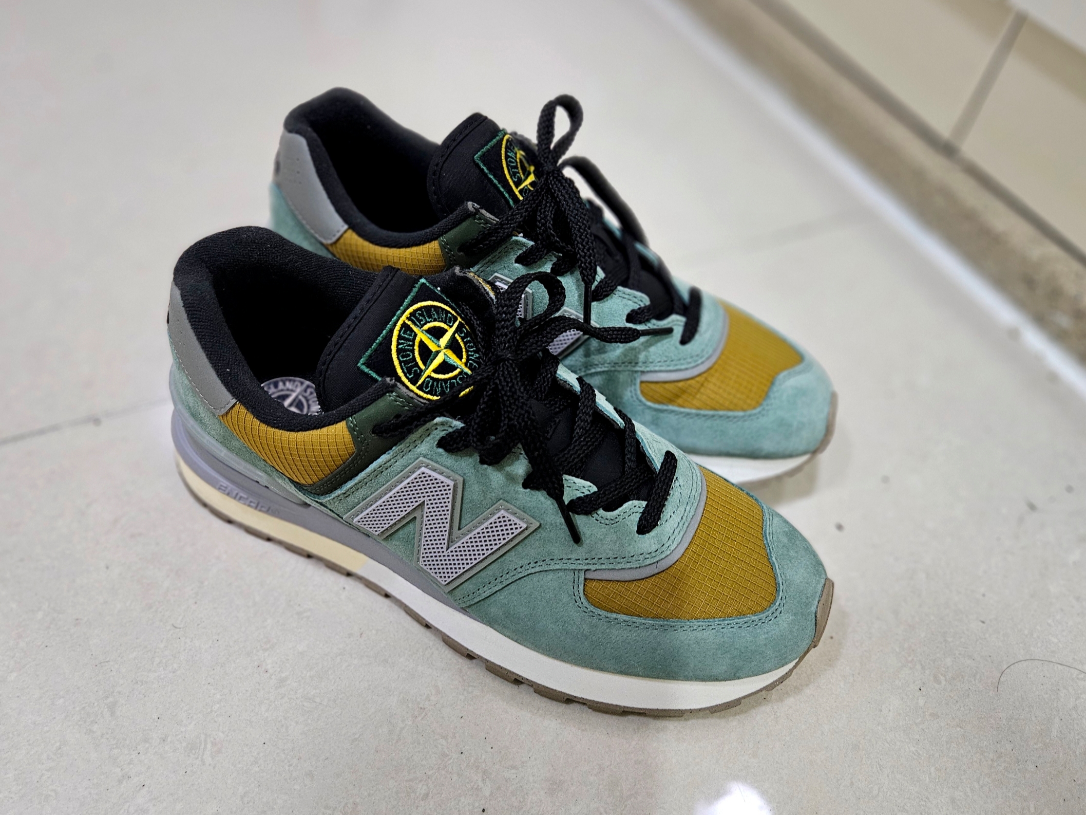New Balance x Stone Island 574 Legacy Light Green 착용 스타일 - 5
