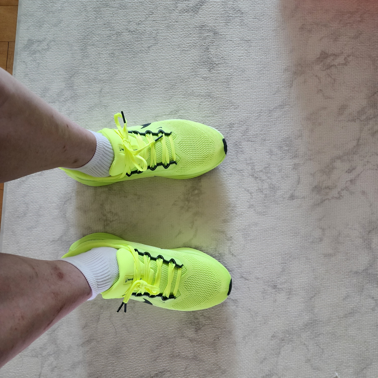 Nike Air Zoom Pegasus 41 Volt Barely Volt 착용 스타일 - 3