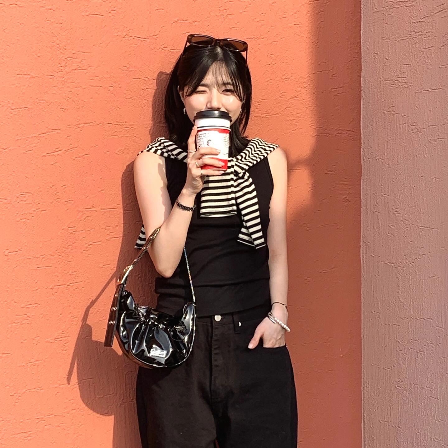 Yieyie Baby Sasha Keyring Bag Glossy Black 착용 스타일 - 1