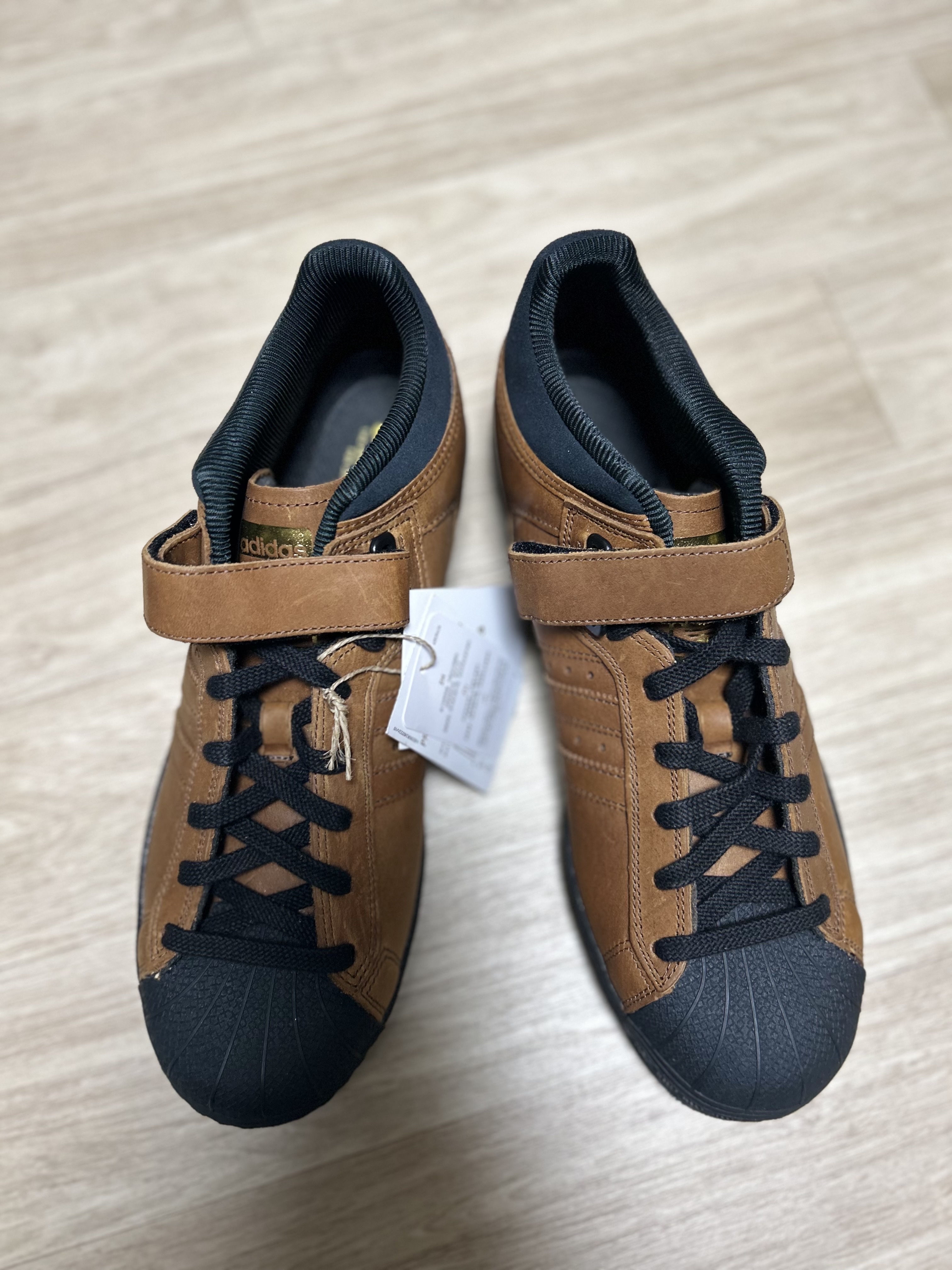 Adidas x Heitor Da Silva Pro Shell ADV Triple Black 착용 스타일